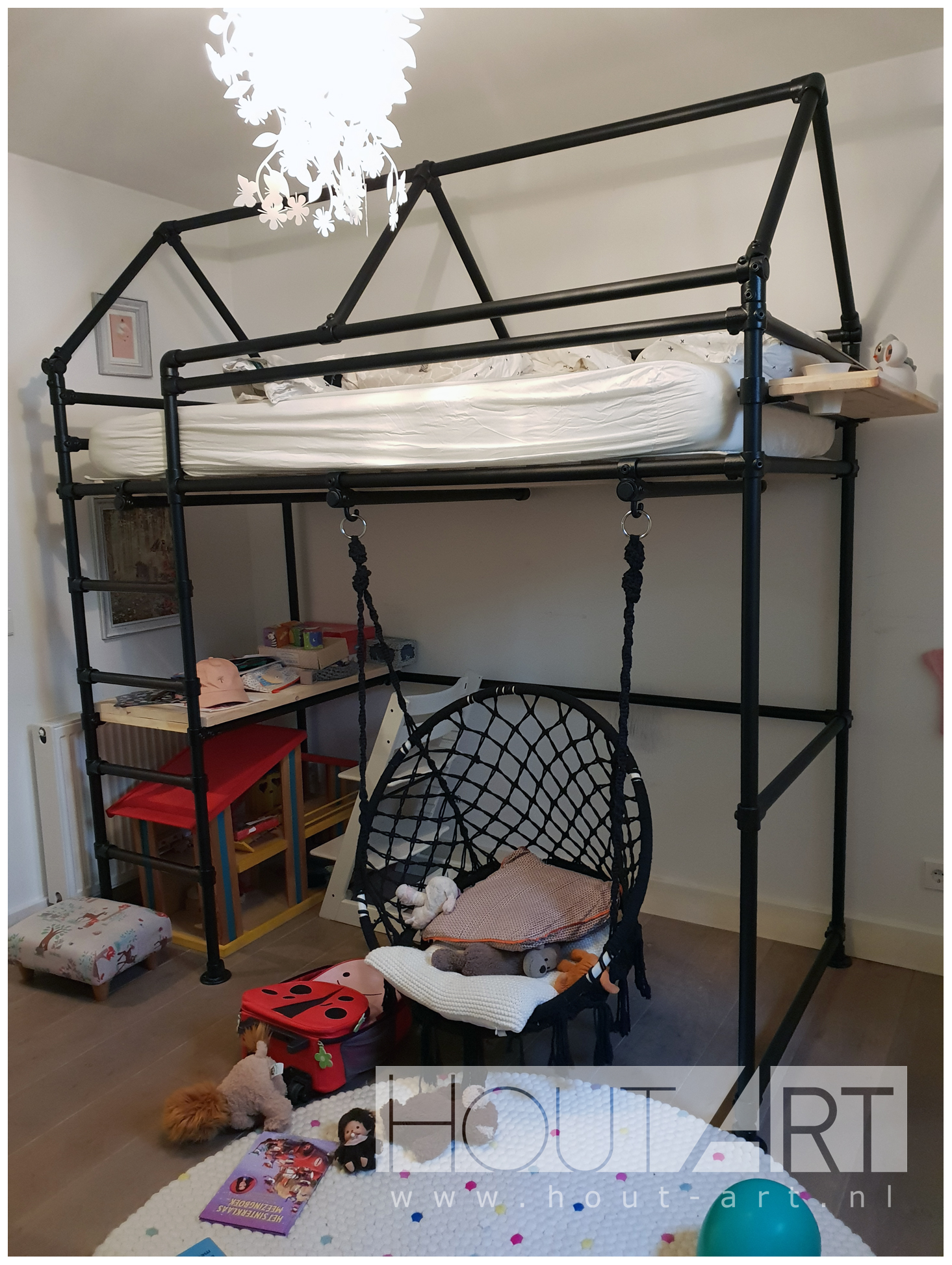 Hoogslaper huis zwarte steigerbuis van Hout-Art. Kinderkamer, huisje, slaapkamer, speelkamer, steigerbuizen, modern, zwart, industrieel, kinderen, slapen, slaapkamer, houtart.