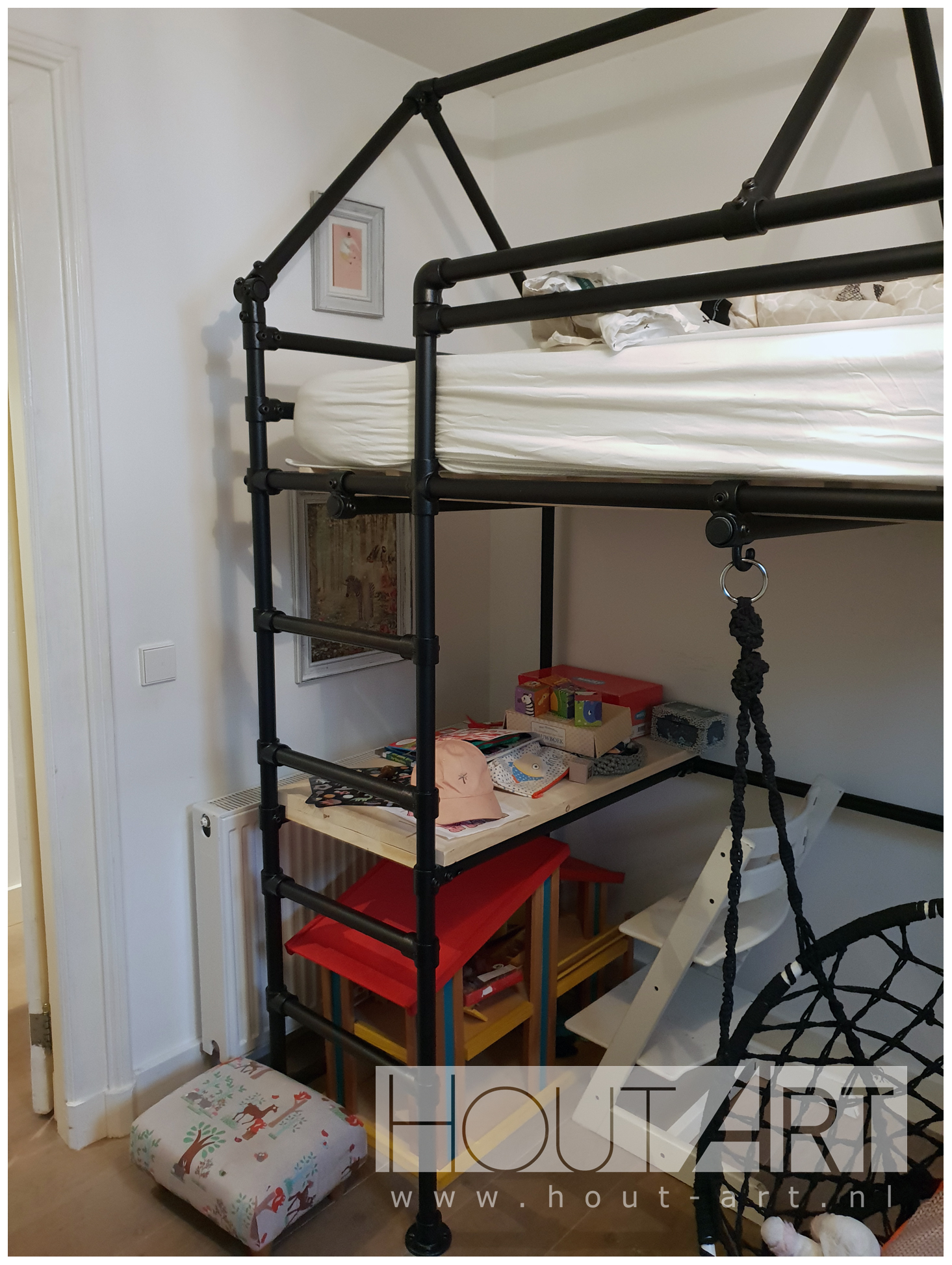 Hoogslaper huis zwarte steigerbuis van Hout-Art. Kinderkamer, huisje, slaapkamer, speelkamer, steigerbuizen, modern, zwart, industrieel, kinderen, slapen, slaapkamer, houtart.