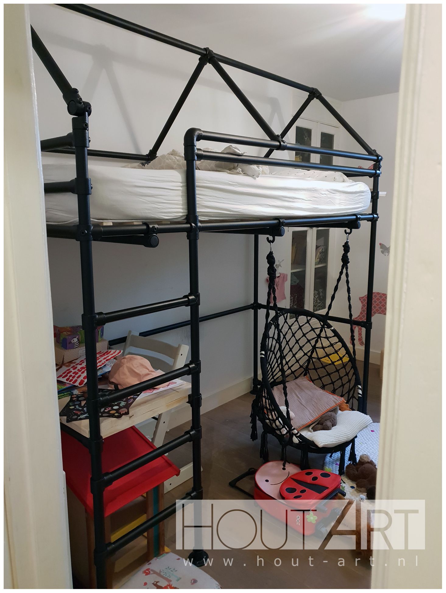 Hoogslaper huis zwarte steigerbuis van Hout-Art. Kinderkamer, huisje, slaapkamer, speelkamer, steigerbuizen, modern, zwart, industrieel, kinderen, slapen, slaapkamer, houtart.