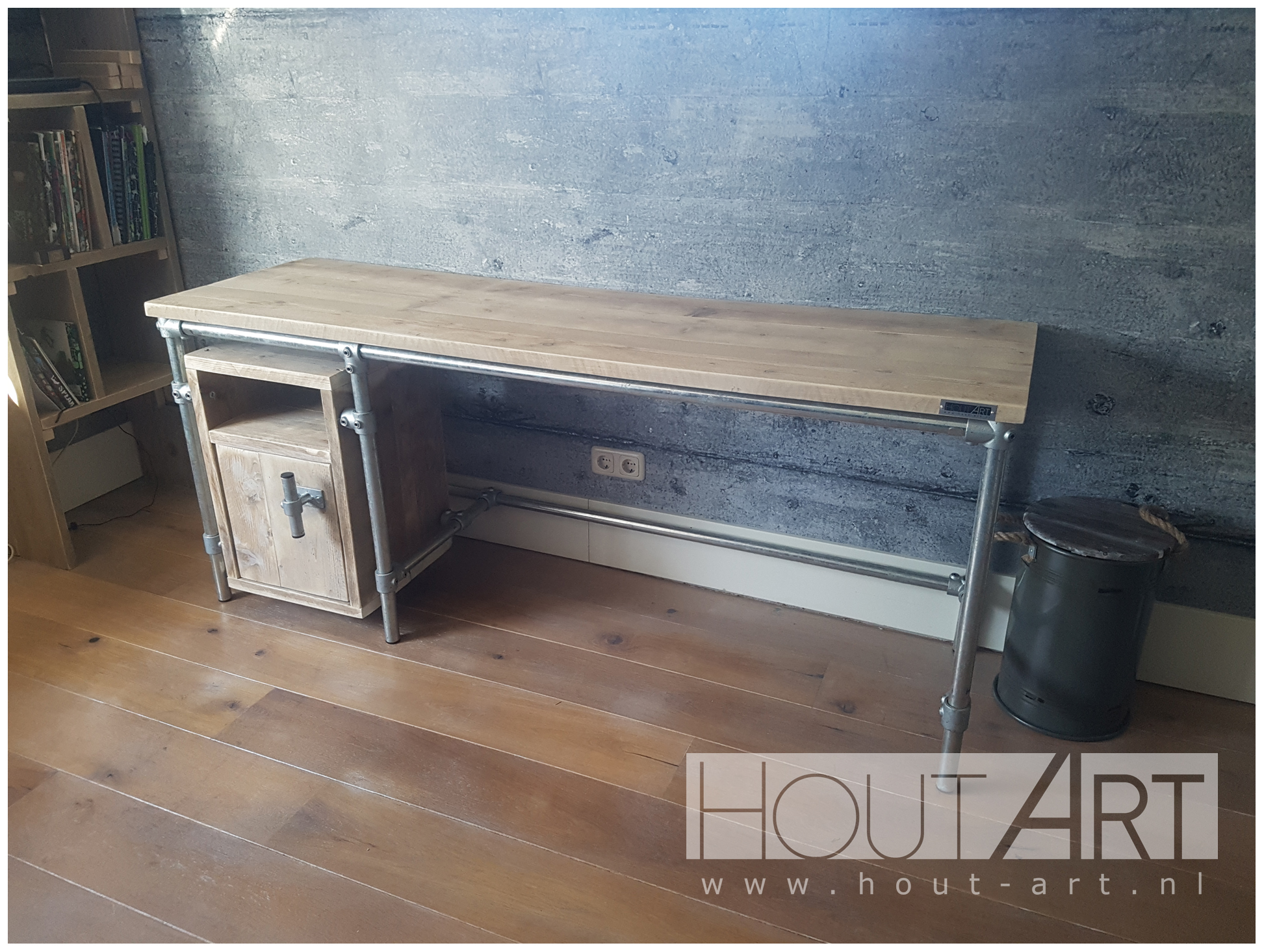 Bureau verzinkte steigerbuis zwevende kast met steigerhout van Hout-Art.