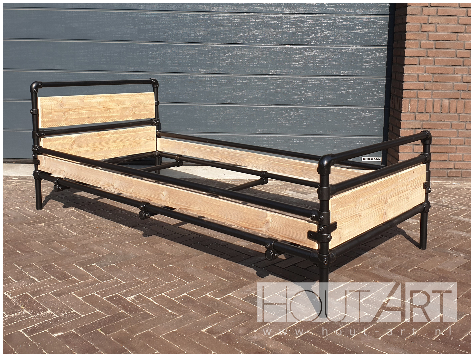 Bed zwarte steigerbuis met steigerhout van Hout-Art. Slaapkamer, kinderkamer, kinderbed, 1-persoons, gebruikt hout, lattenbodem, lades, houtart.