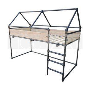 Halfhoogslaper huisje zwarte steigerbuis met steigerhout