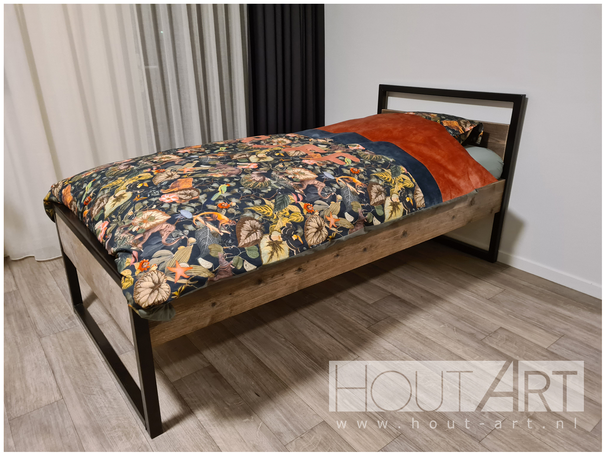 Bed stalen frame eenpersoons steigerhout van Hout-Art. Slaapkamer, kinderkamer, nachtkastje, industrieel, industriële, slaapkamers, bedden, staal, frames, zwart, houtart.