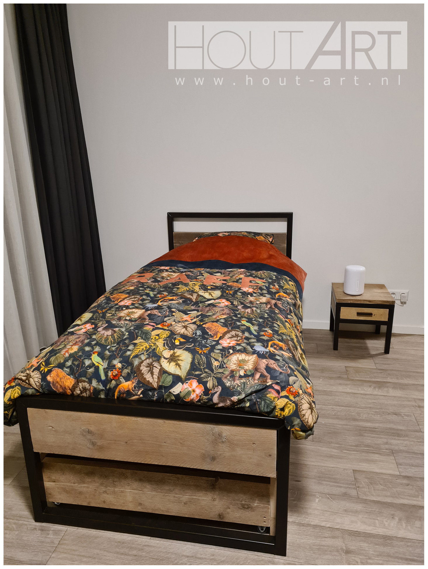 Nachtkastje stalen frame met lade steigerhout van Hout-Art. Slaapkamer, bed, bedden, slapen, kastje, houtart.