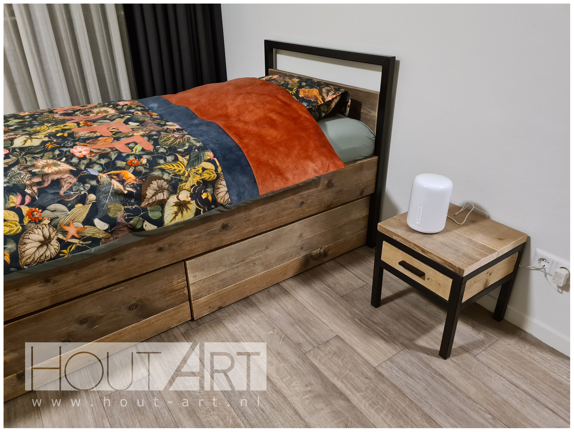 Nachtkastje stalen frame met lade steigerhout van Hout-Art. Slaapkamer, bed, bedden, slapen, kastje, houtart.