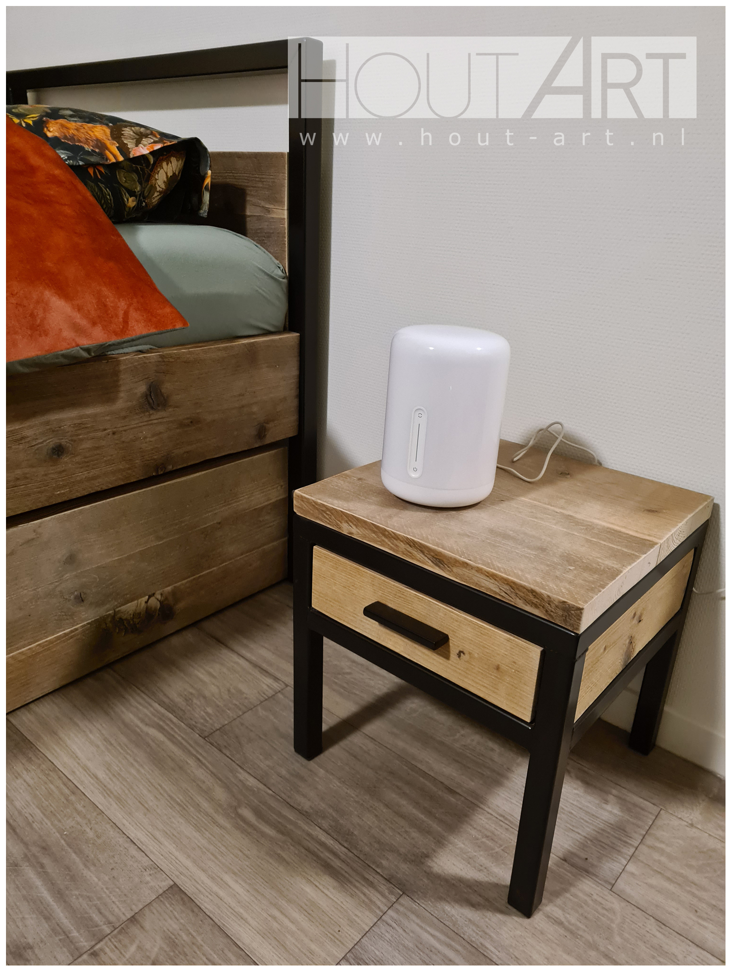 Bed stalen frame eenpersoons steigerhout van Hout-Art. Slaapkamer, kinderkamer, nachtkastje, industrieel, industriële, slaapkamers, bedden, staal, frames, zwart, houtart.