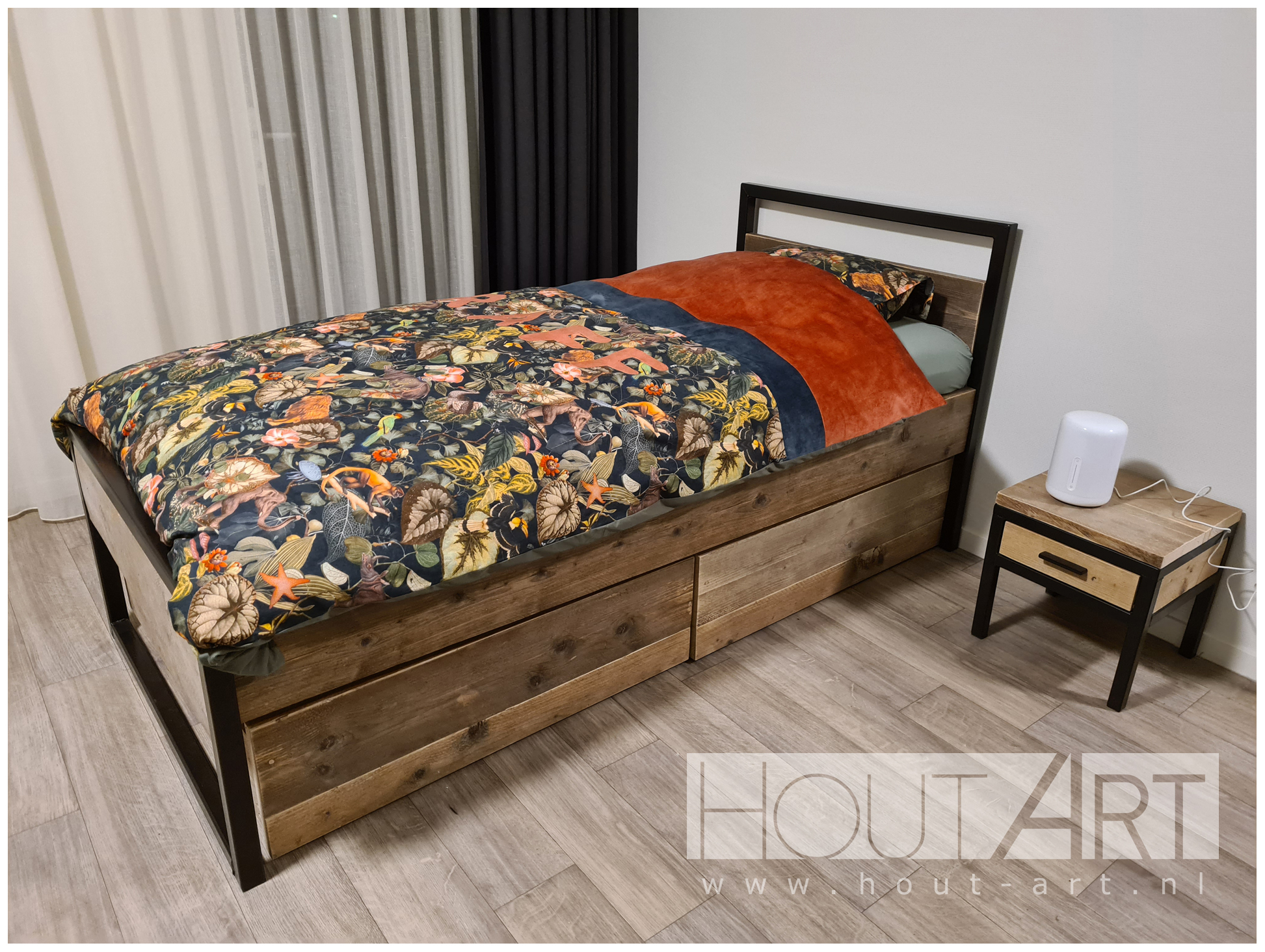 Nachtkastje stalen frame met lade steigerhout van Hout-Art. Slaapkamer, bed, bedden, slapen, kastje, houtart.