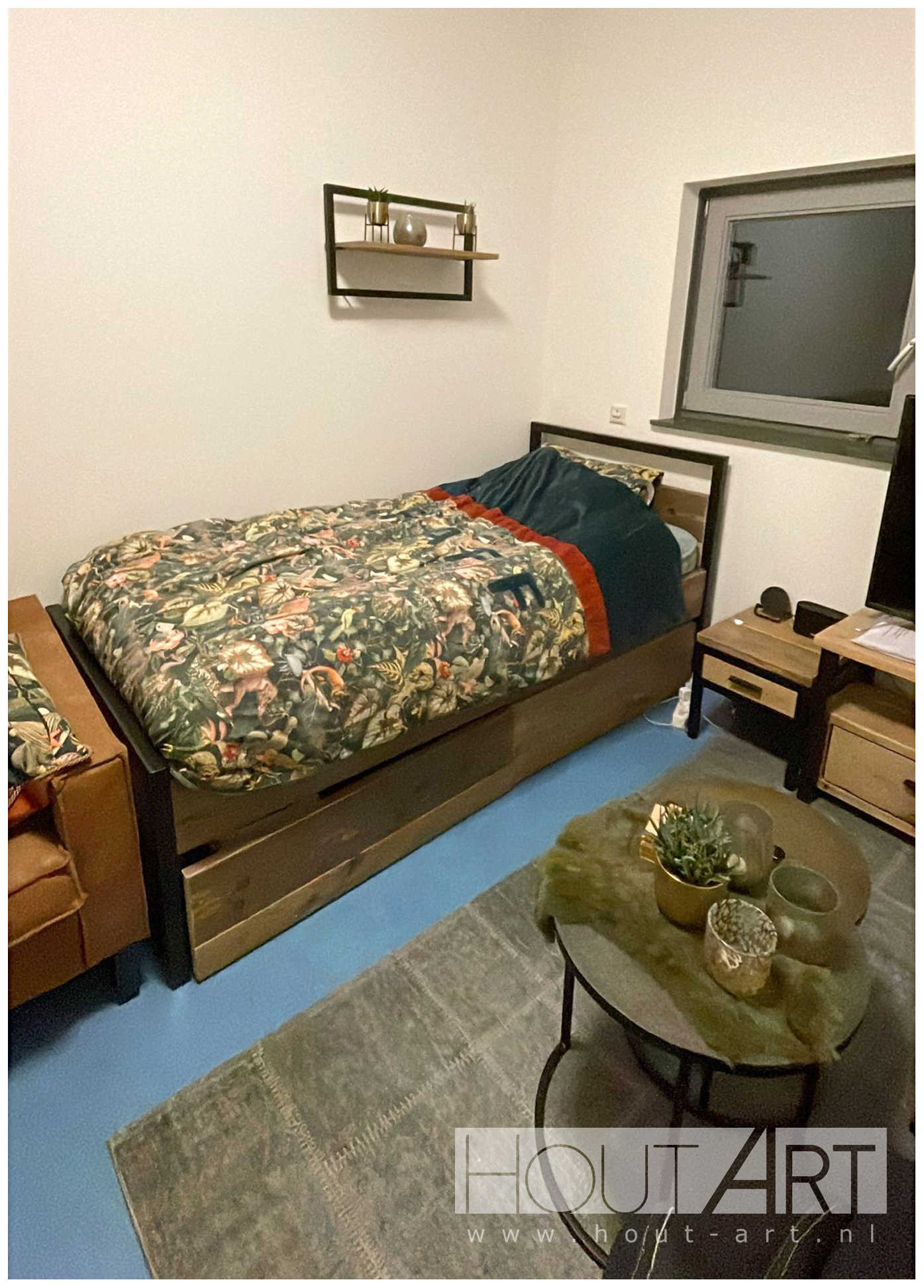 Bed stalen frame met nieuw of gebruikt steigerhout van Hout-Art. Zwarte poedercoating industrieel. Nachtkastje