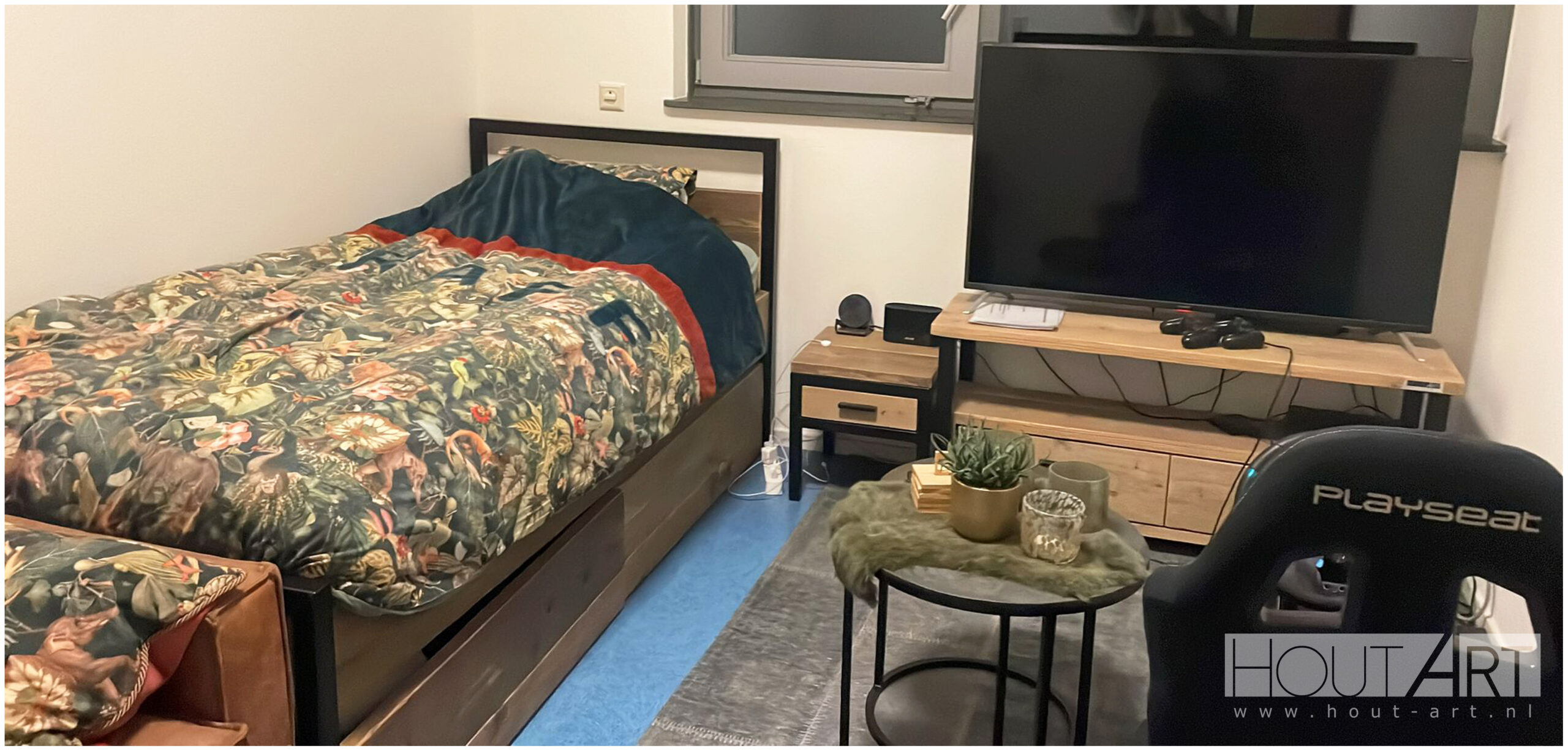 Bed stalen frame met nieuw of gebruikt steigerhout van Hout-Art. Zwarte poedercoating industrieel. Nachtkastje