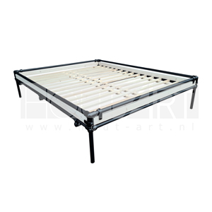 Bed laag frame zwarte steigerbuis met steigerhout