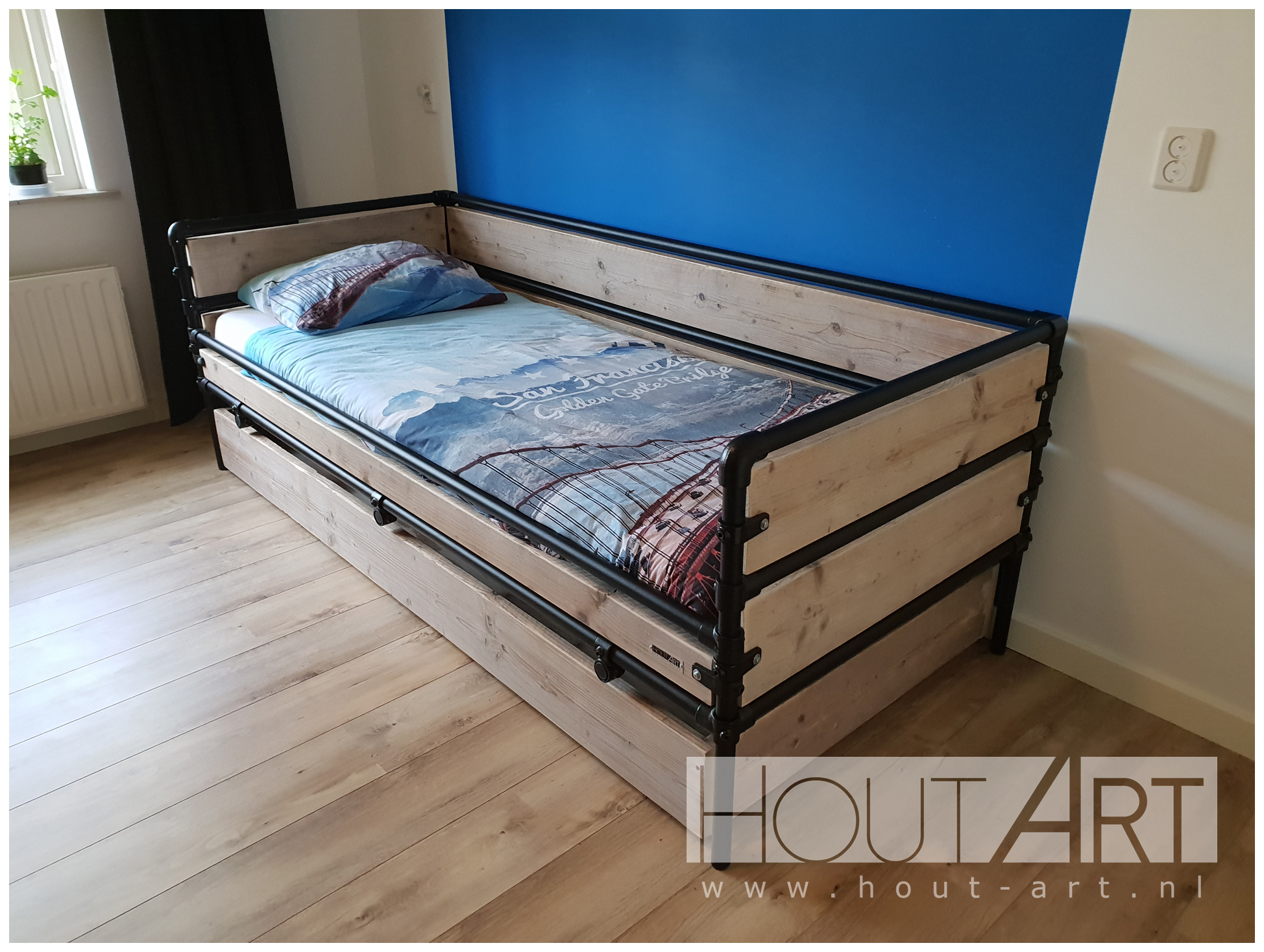 Bedbank zwarte steigerbuis met steigerhout van Hout-Art. Slaapkamer, kinderkamer, kinderbed, 1-persoons, gebruikt hout, lattenbodem, lades, houtart.