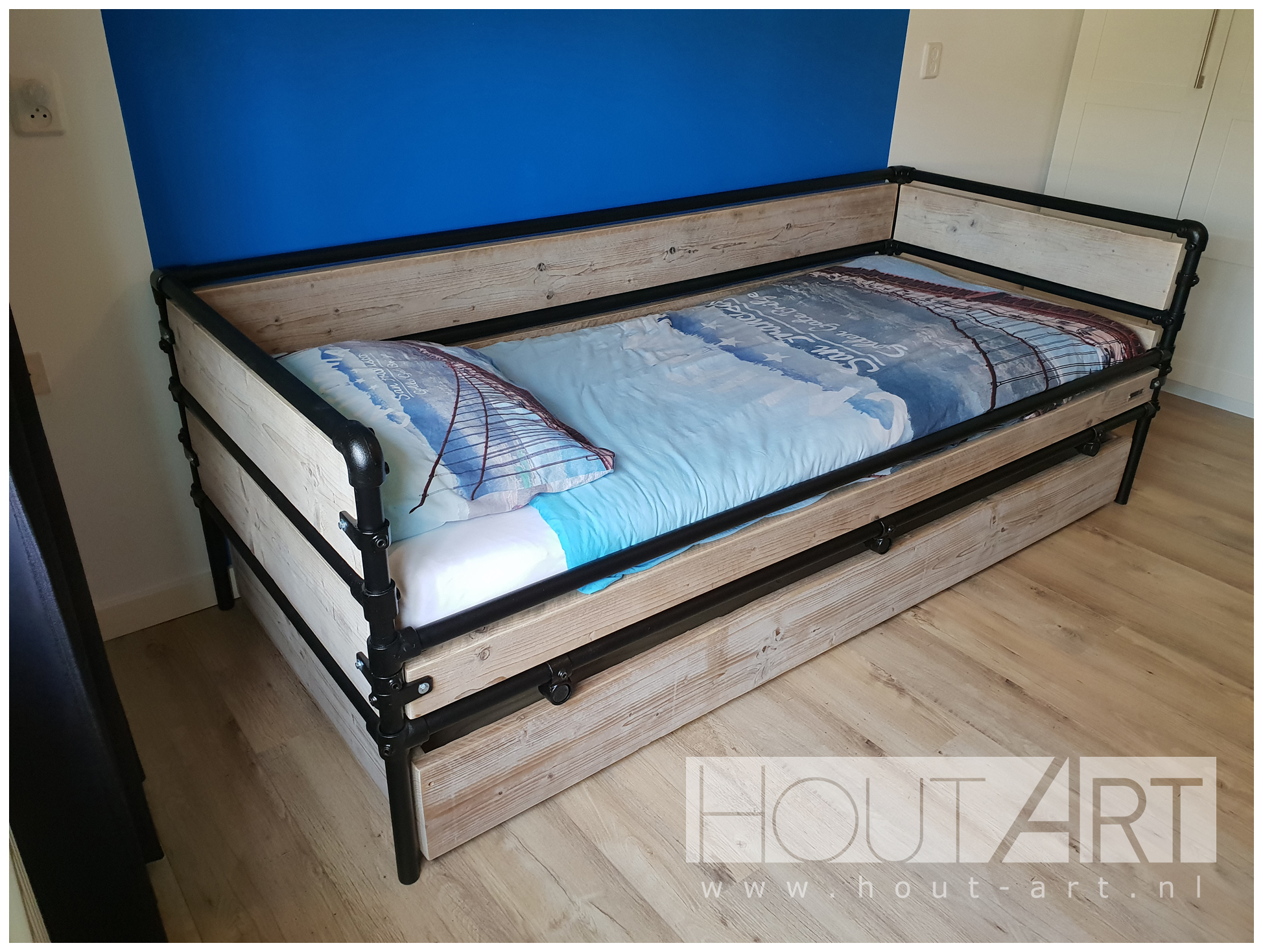 Bedbank zwarte steigerbuis met steigerhout van Hout-Art. Slaapkamer, kinderkamer, kinderbed, 1-persoons, gebruikt hout, lattenbodem, lades, houtart.
