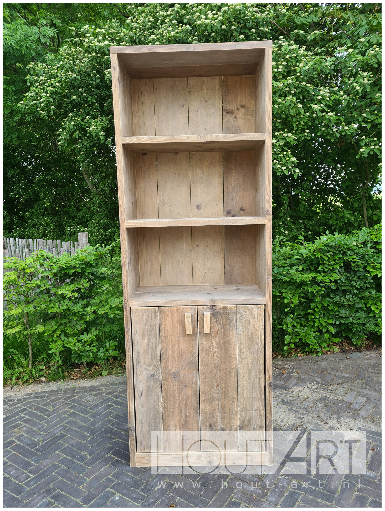 Boekenkast legplanken en deuren steigerhout van Hout-Art.
