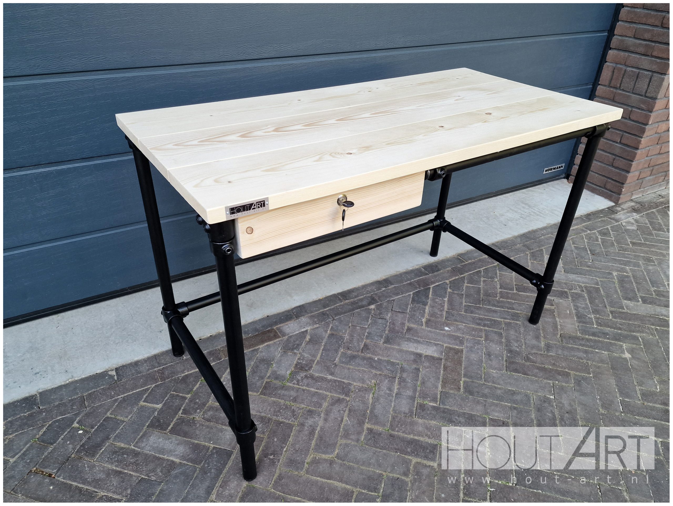 Bureau zwarte steigerbuis met lade steigerhout van Hout-Art.