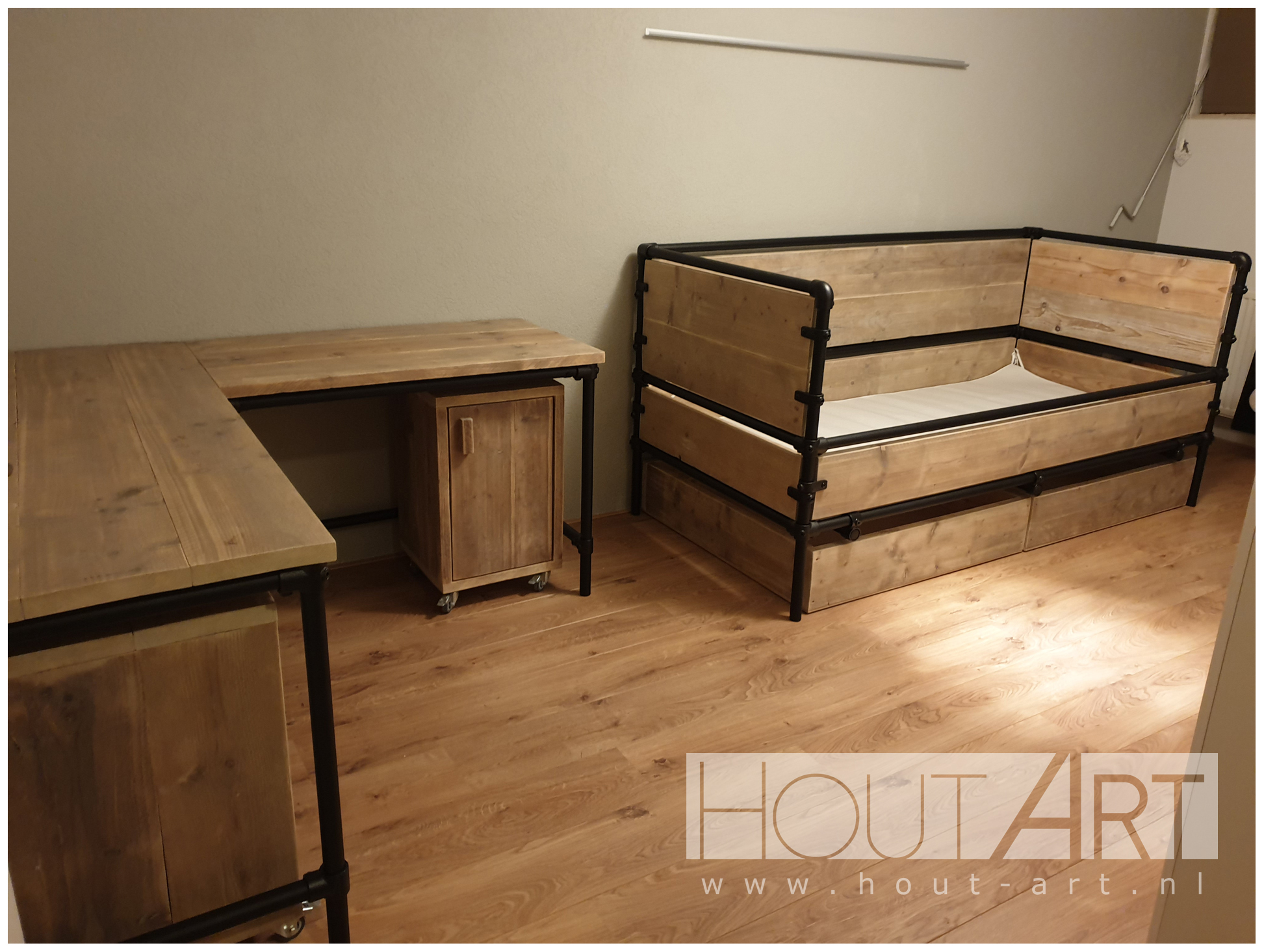 Hoekbureau l-vorm bureau zwarte steigerbuis zwevende kast met steigerhout.