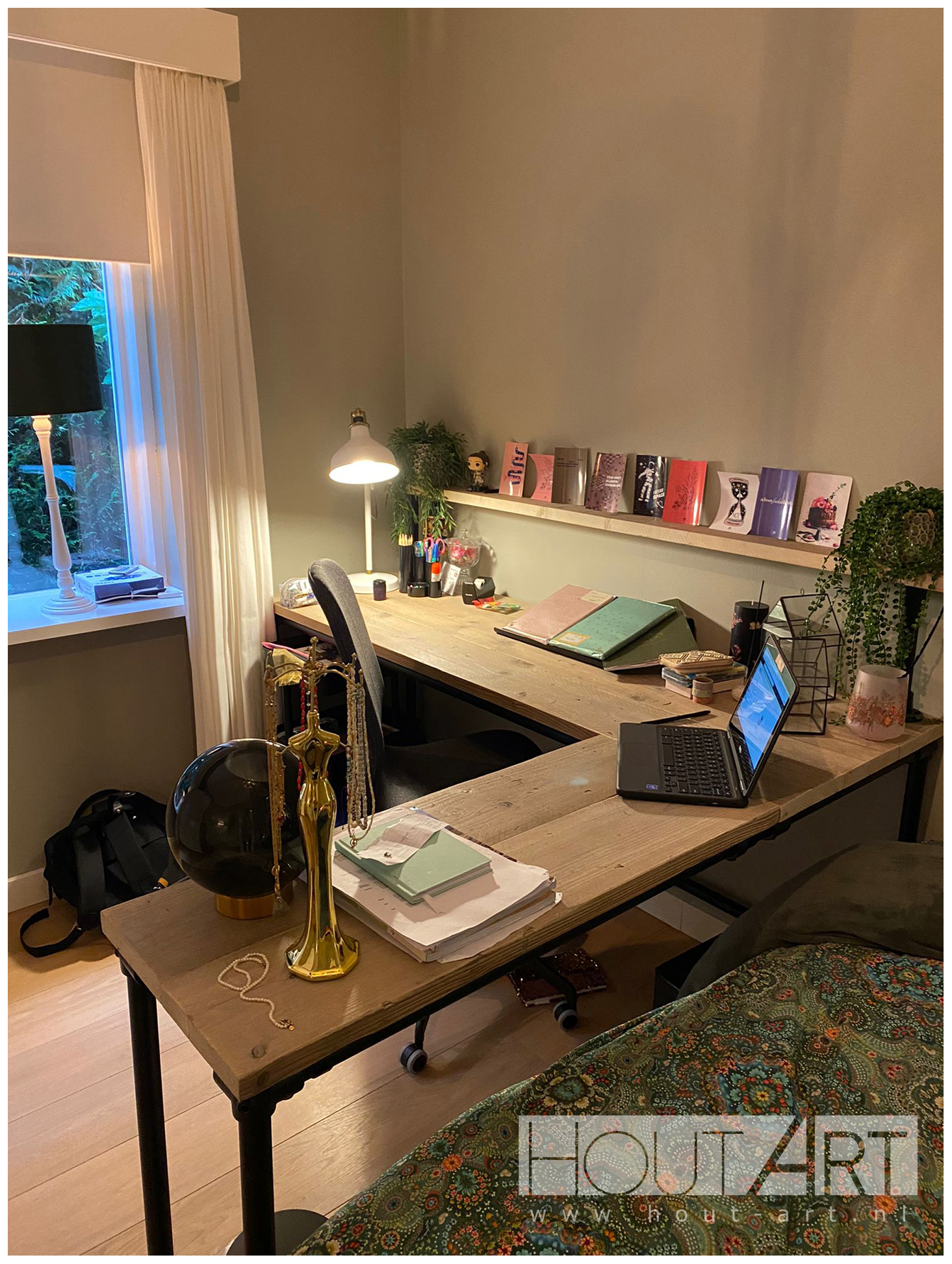 Hoekbureau l-vorm bureau zwarte steigerbuis zwevende kast met steigerhout.