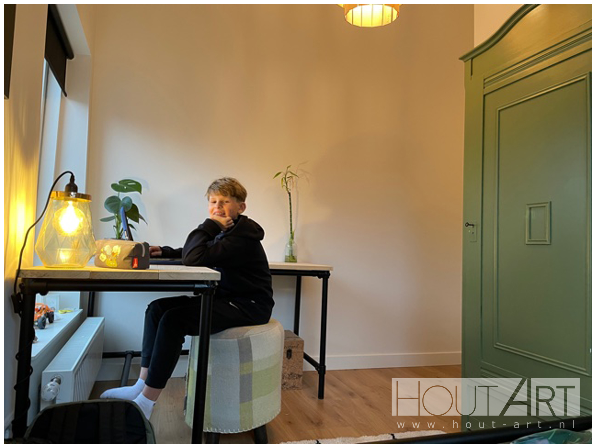 Hoekbureau l-vorm bureau zwarte steigerbuis zwevende kast met steigerhout.