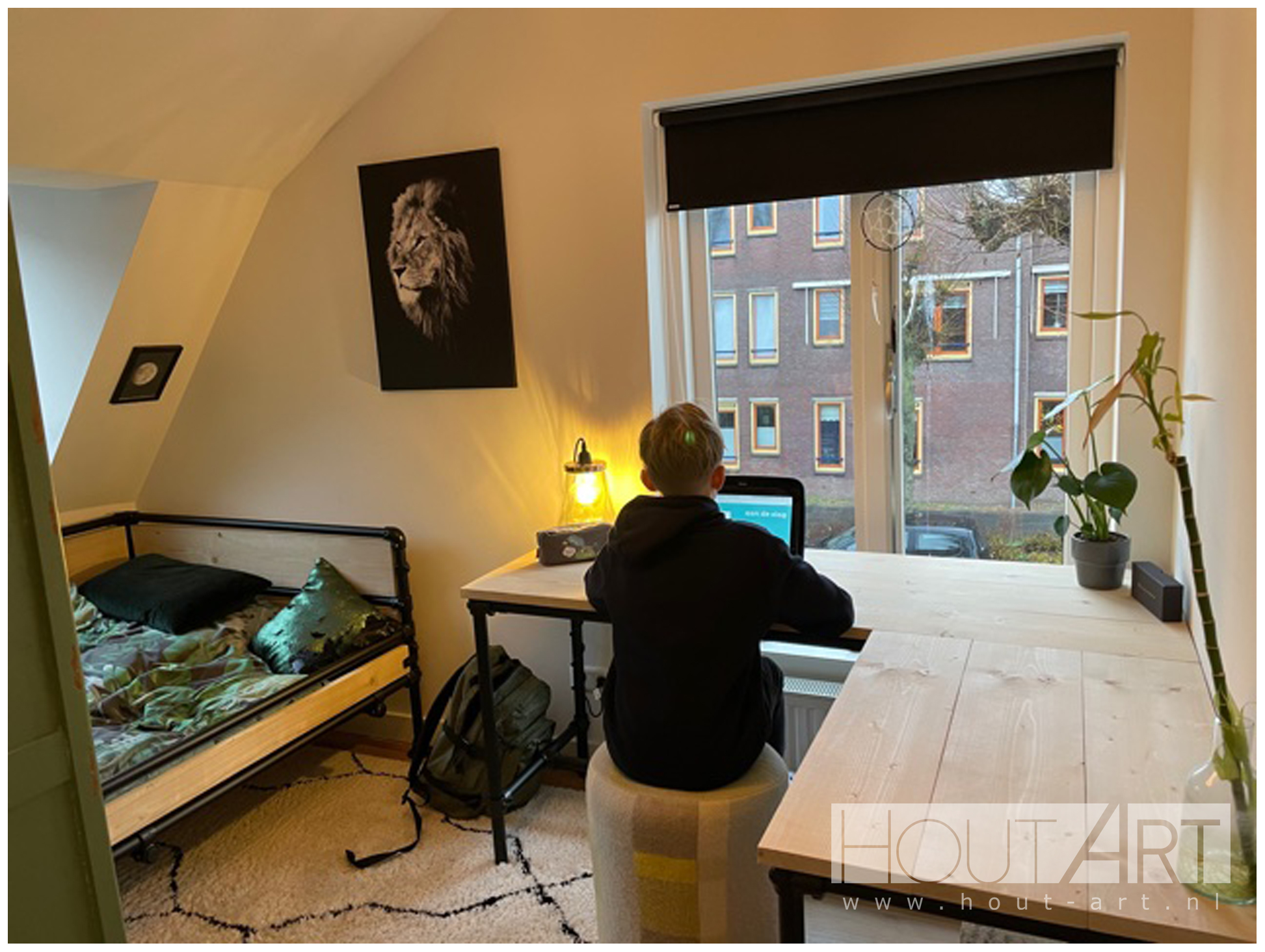 Hoekbureau l-vorm bureau zwarte steigerbuis zwevende kast met steigerhout.
