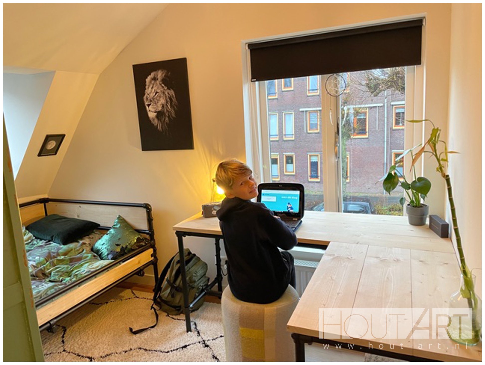 Hoekbureau l-vorm bureau zwarte steigerbuis zwevende kast met steigerhout.