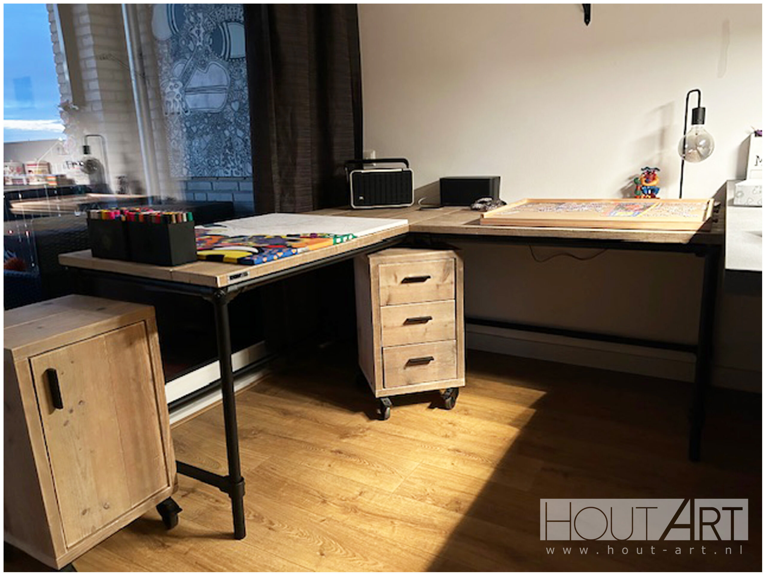 Bureau zwarte steigerbuis met steigerhout l-vorm hoekbureau van Hout-Art.