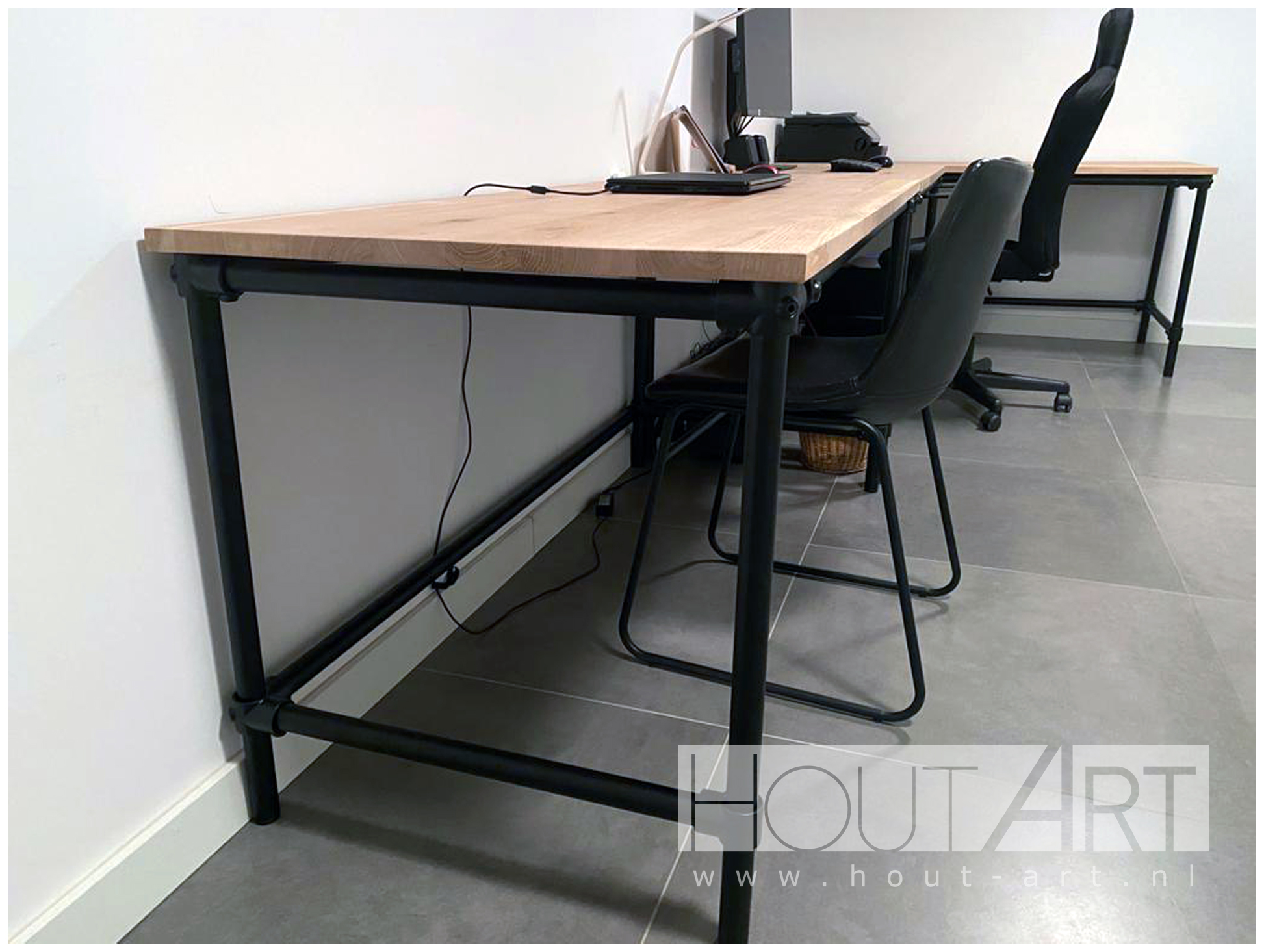 Bureau zwarte steigerbuis massief eiken van Hout-Art.