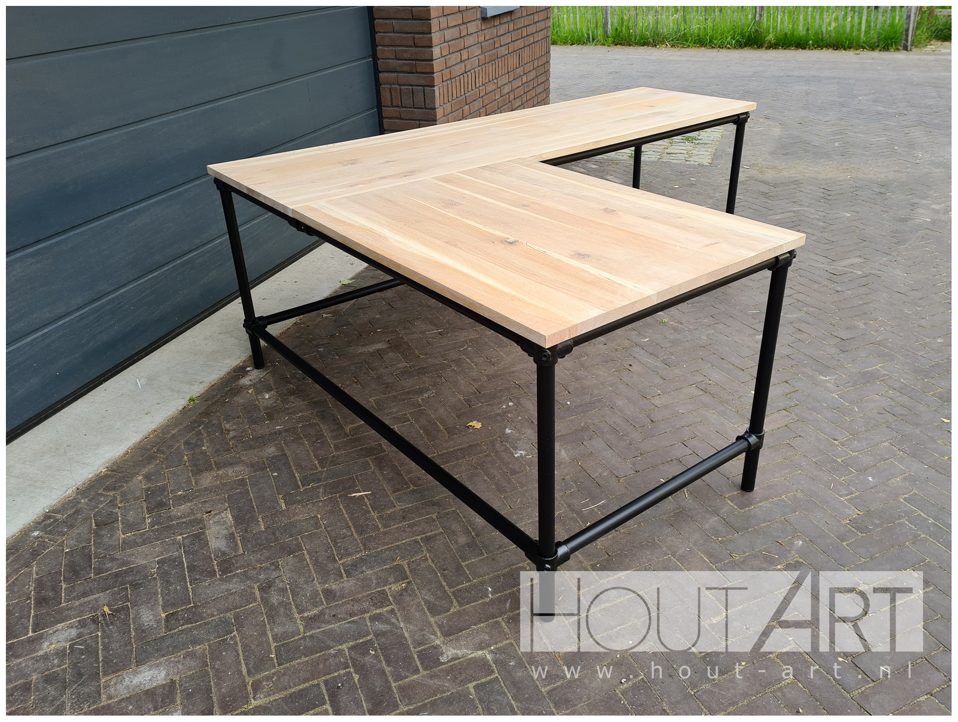 Hoekbureau l-vorm bureau zwarte steigerbuis massief eiken van Hout-Art.