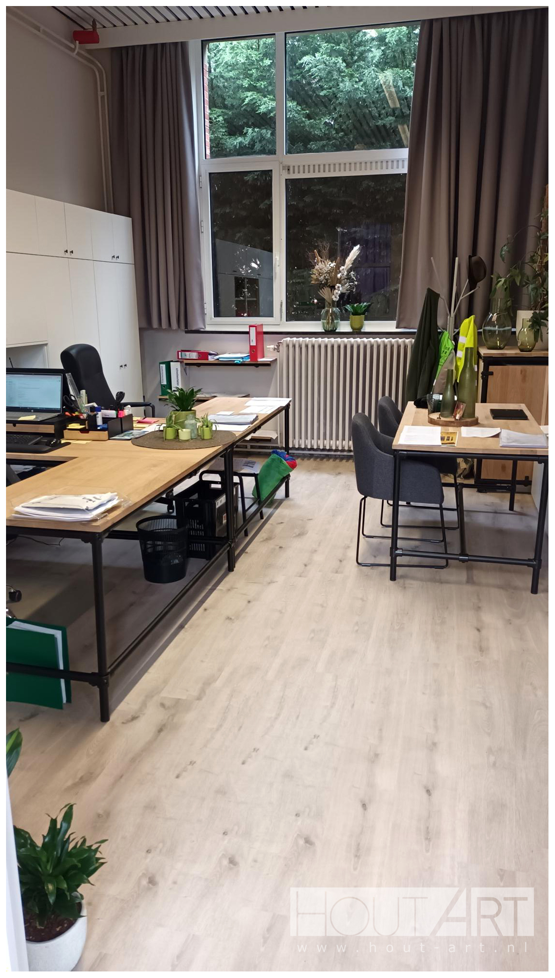 Hoekbureau l-vorm bureau zwarte steigerbuis met 40mm massief eiken van Hout-Art.