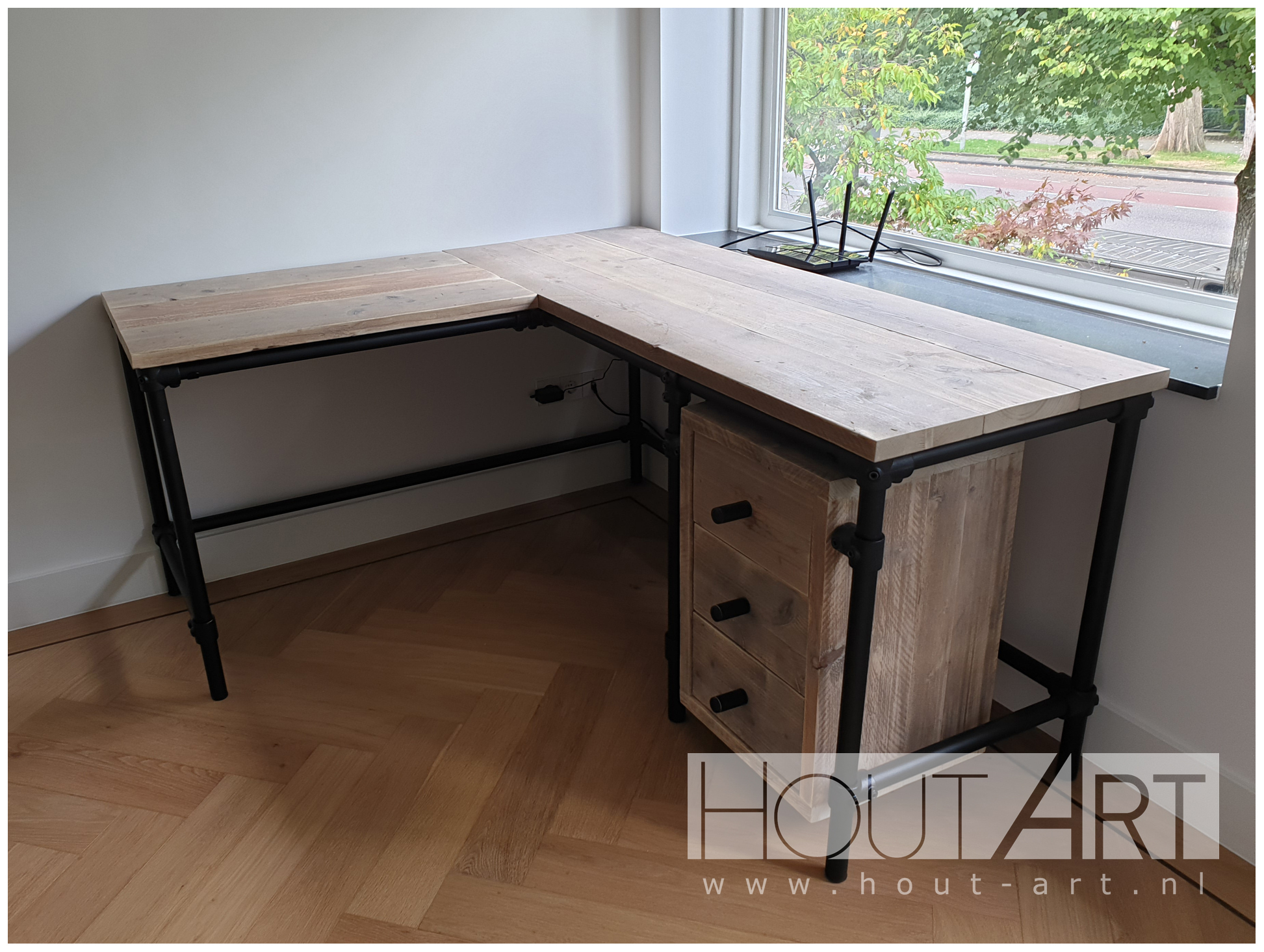 Hoekbureau l-vorm bureau zwarte steigerbuis zwevende kast met steigerhout.