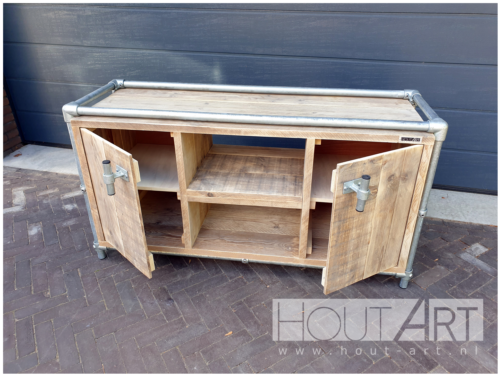 Dressoir verzinkte steigerbuis met steigerhout deur en open vakken van Hout-Art. steigerbuizen, industrieel, verzonken, voetplaten, kast, opbergkast, handgreep, houtart.