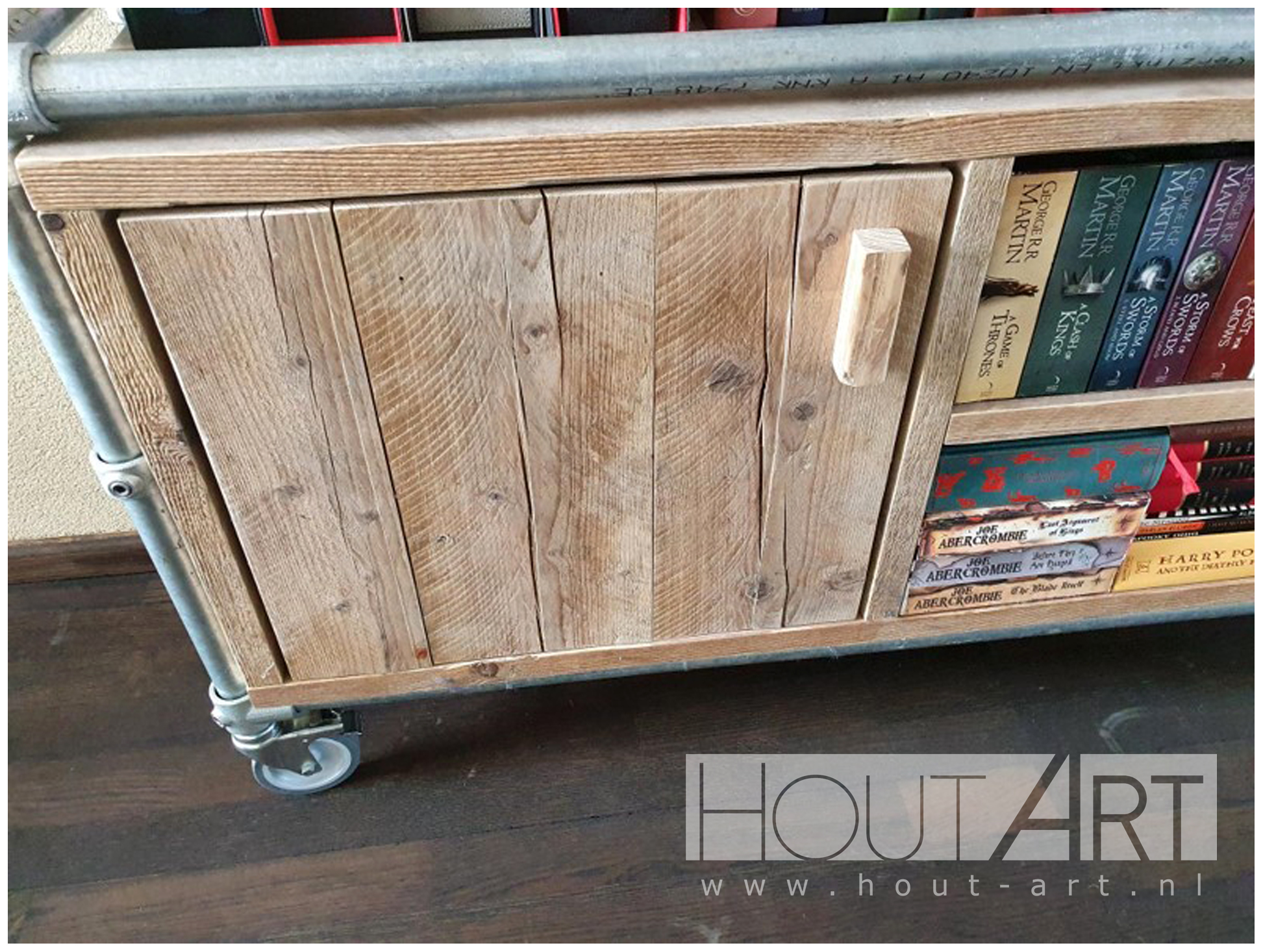 Dressoir verzinkte steigerbuis met steigerhout deur en open vakken van Hout-Art. steigerbuizen, industrieel, verzonken, voetplaten, kast, opbergkast, handgreep, houtart.