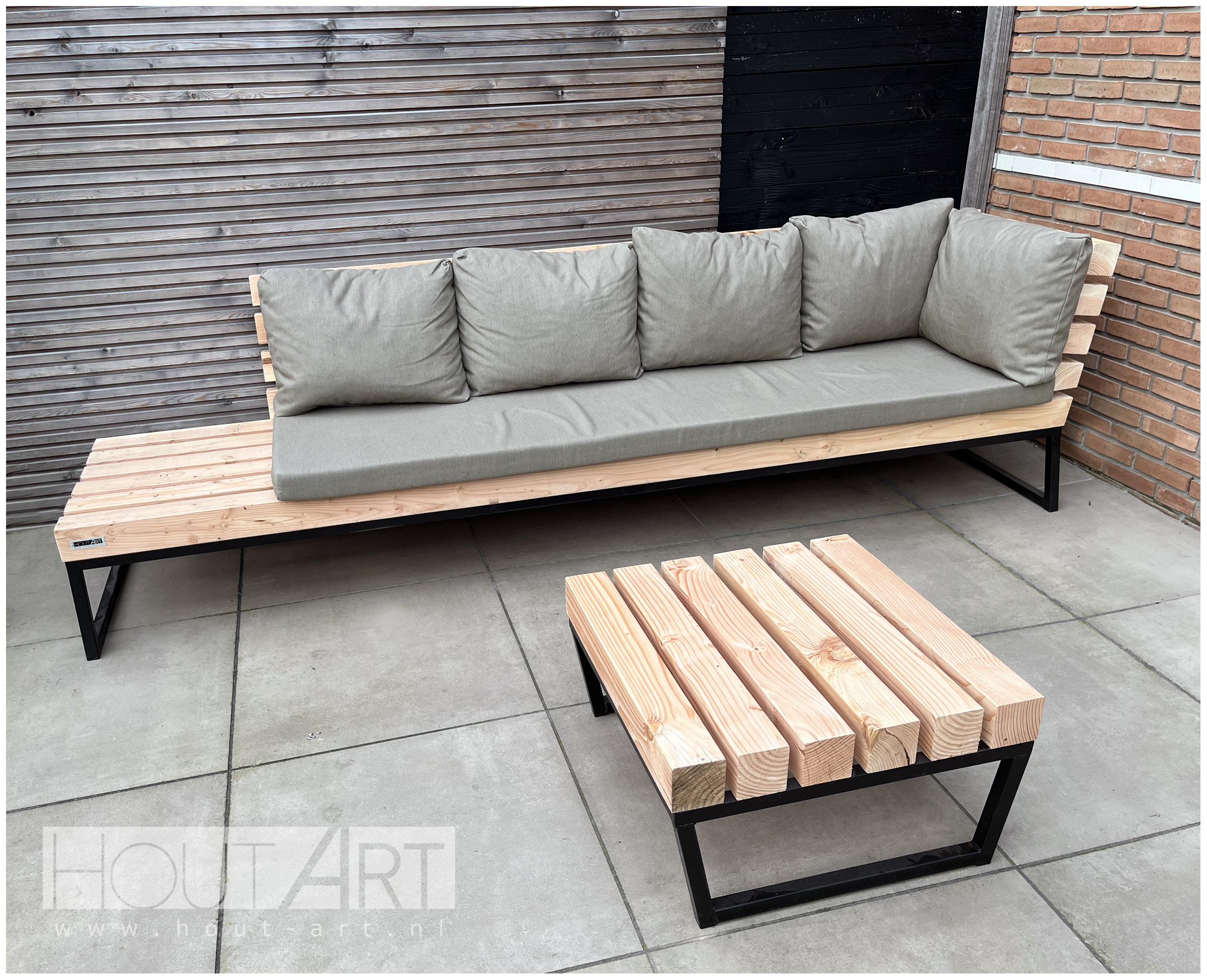 Loungebank Massive recht met rugleuning en chaise lounge staal met douglas balken van Hout-Art. Tuinset, tuinmeubel, douglasbalken, modern, industrieel, stalen frames, houtart.