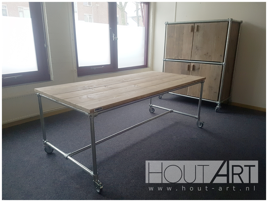 Opbergkast, kast verzinkte steigerbuis met steigerhout van Hout-Art. Frame, zwart, gepoedercoat, poedercoating, handgreep, wielen, houtart.