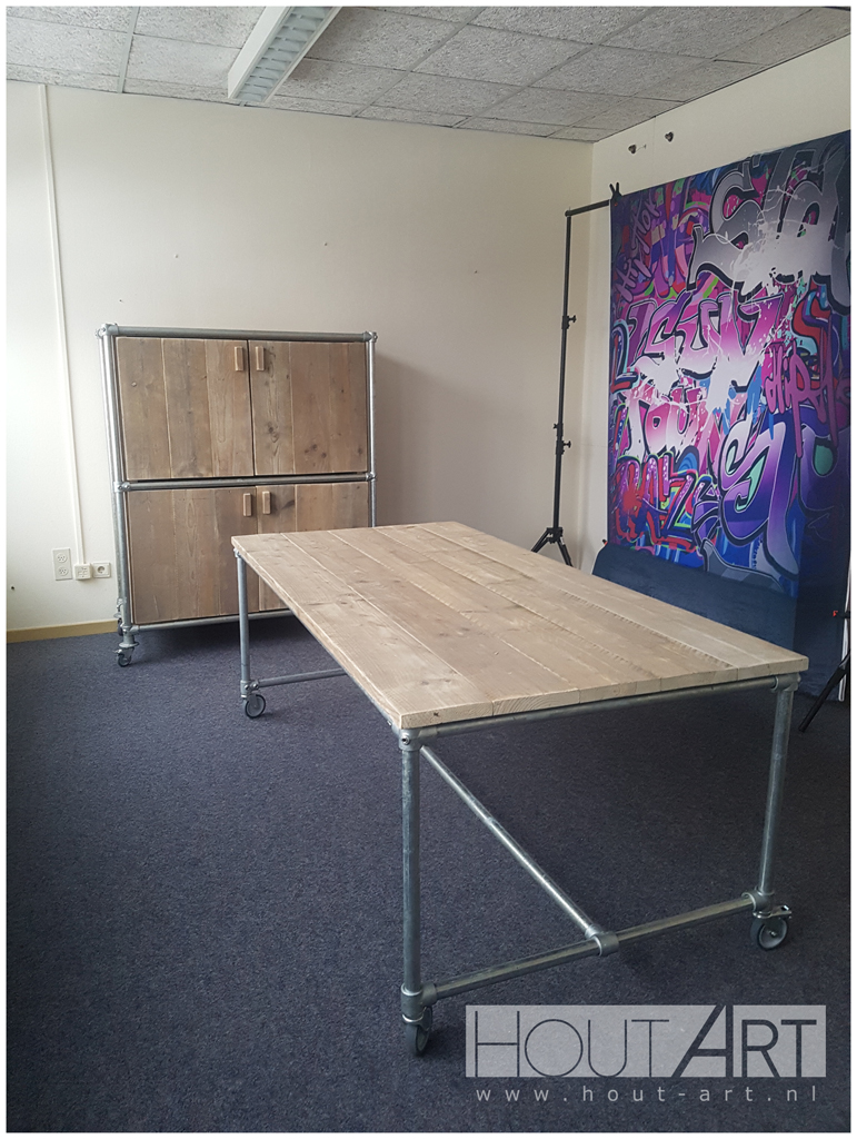 Opbergkast, kast verzinkte steigerbuis met steigerhout van Hout-Art. Frame, zwart, gepoedercoat, poedercoating, handgreep, wielen, houtart.