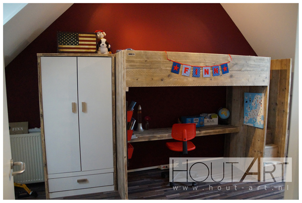 Hoogslaper bureau met steigerhout van Hout-Art. hoogslapers, steigerbuizen, zwart, gebruikt hout, industrieel, slapen, slaapkamer, kinderkamer, kinderen, houtart.