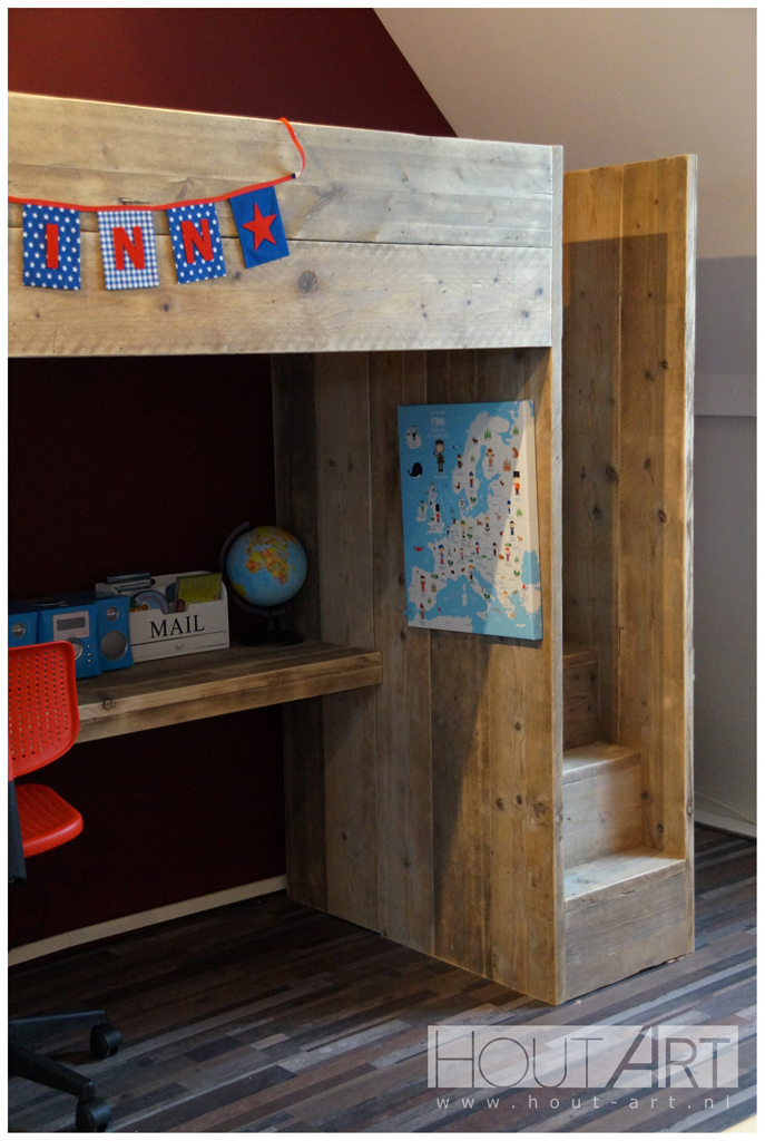 Hoogslaper bureau met steigerhout van Hout-Art. hoogslapers, steigerbuizen, zwart, gebruikt hout, industrieel, slapen, slaapkamer, kinderkamer, kinderen, houtart.