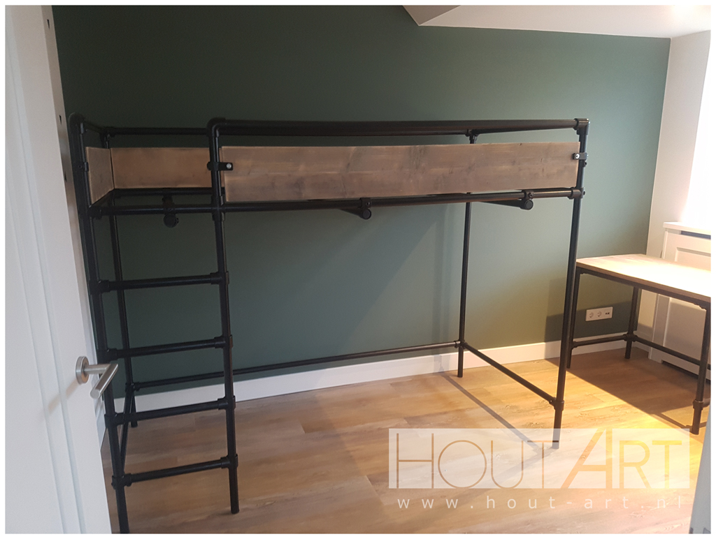 Hoogslaper zwarte steigerbuis met steigerhout van Hout-Art. Kinderkamer, huisje, slaapkamer, speelkamer, steigerbuizen, modern, zwart, industrieel, kinderen, slapen, slaapkamer, houtart.