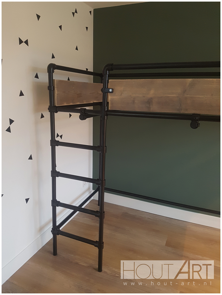 Hoogslaper zwarte steigerbuis met steigerhout van Hout-Art. Kinderkamer, huisje, slaapkamer, speelkamer, steigerbuizen, modern, zwart, industrieel, kinderen, slapen, slaapkamer, houtart.