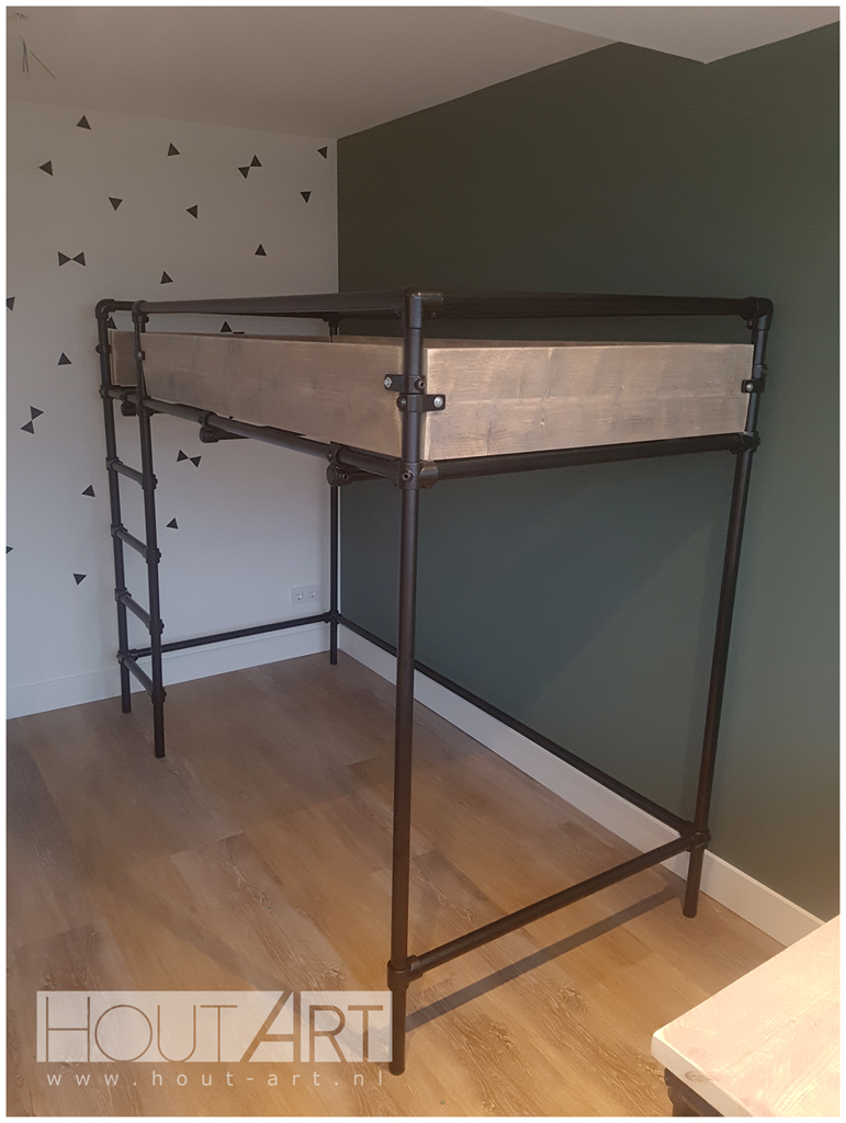 Hoogslaper zwarte steigerbuis met steigerhout van Hout-Art. Kinderkamer, huisje, slaapkamer, speelkamer, steigerbuizen, modern, zwart, industrieel, kinderen, slapen, slaapkamer, houtart.