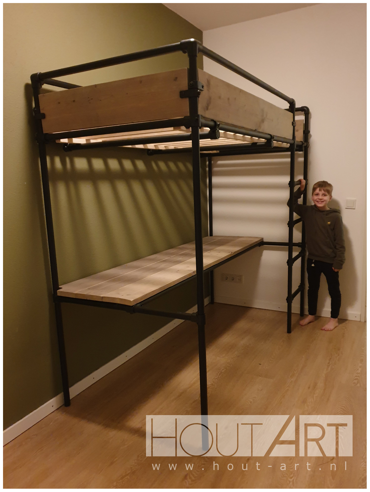 Hoogslaper zwarte steigerbuis met steigerhout van Hout-Art. Kinderkamer, huisje, slaapkamer, speelkamer, steigerbuizen, modern, zwart, industrieel, kinderen, slapen, slaapkamer, houtart.