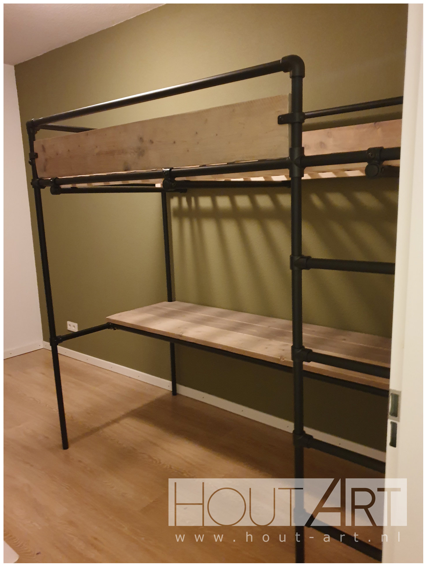 Hoogslaper zwarte steigerbuis met steigerhout van Hout-Art. Kinderkamer, huisje, slaapkamer, speelkamer, steigerbuizen, modern, zwart, industrieel, kinderen, slapen, slaapkamer, houtart.