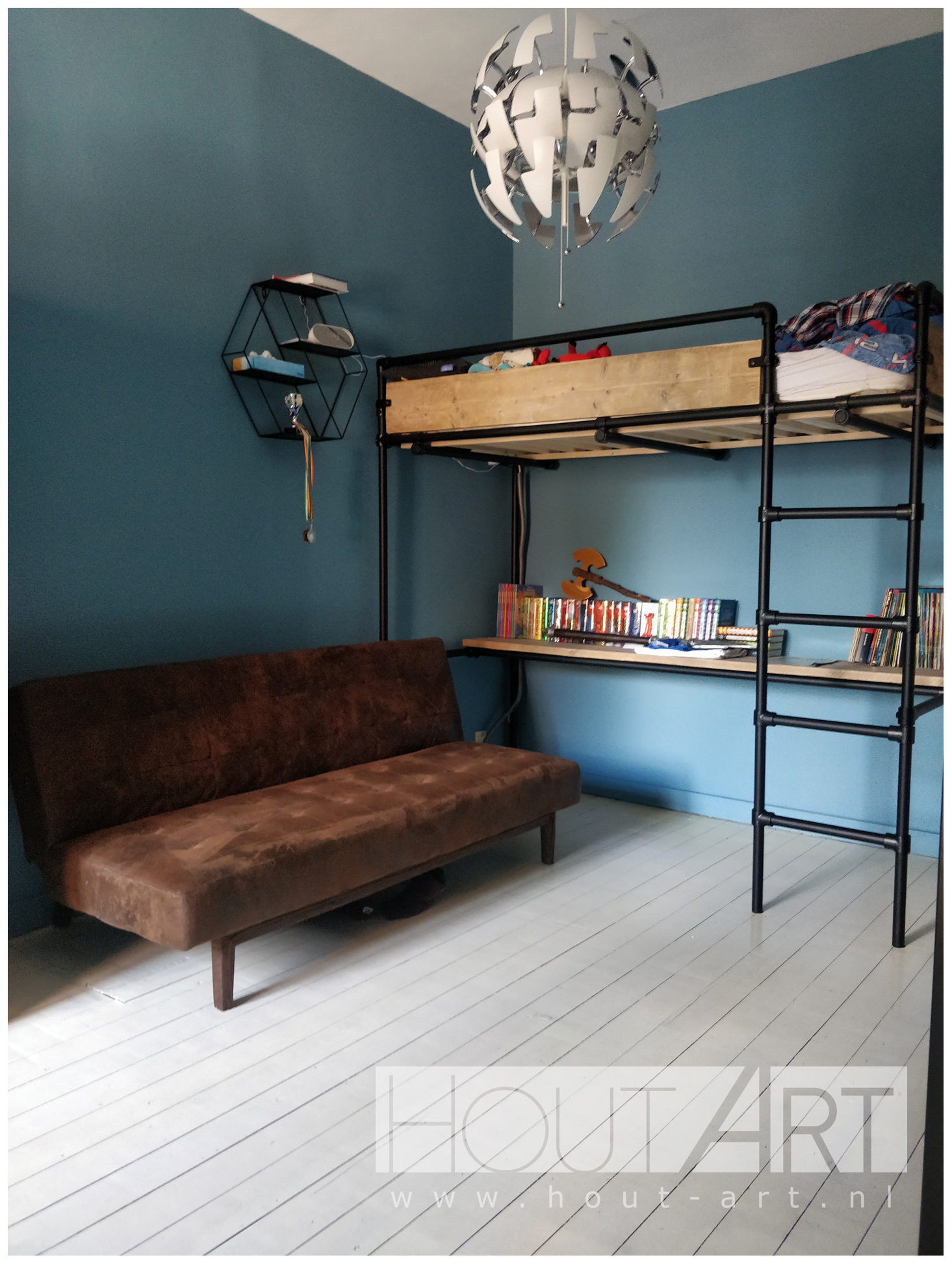 Hoogslaper zwarte steigerbuis met steigerhout van Hout-Art. Kinderkamer, huisje, slaapkamer, speelkamer, steigerbuizen, modern, zwart, industrieel, kinderen, slapen, slaapkamer, houtart.