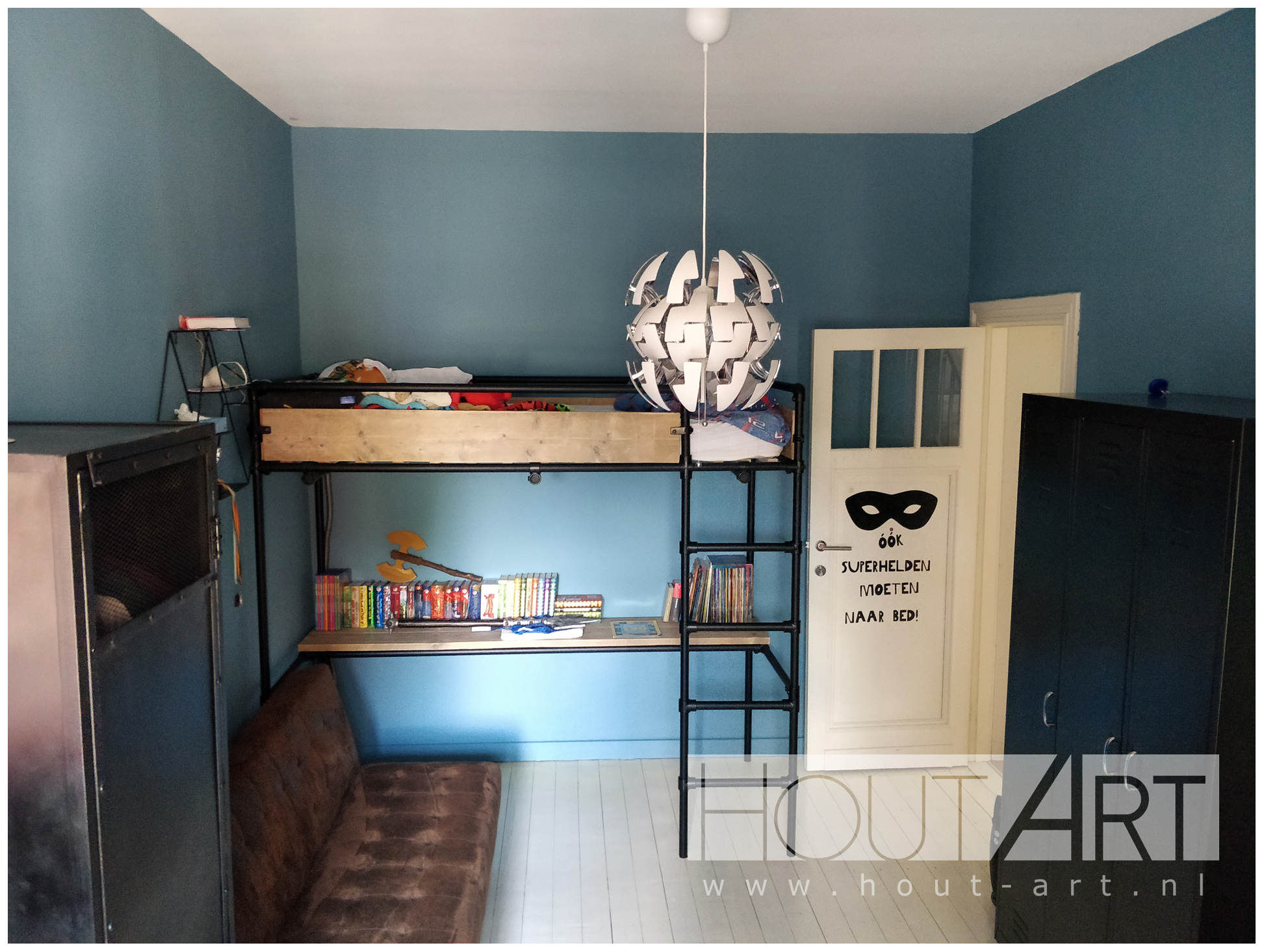 Hoogslaper zwarte steigerbuis met steigerhout van Hout-Art. Kinderkamer, huisje, slaapkamer, speelkamer, steigerbuizen, modern, zwart, industrieel, kinderen, slapen, slaapkamer, houtart.