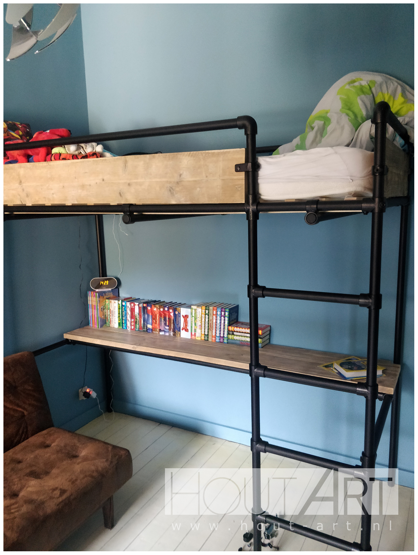 Hoogslaper zwarte steigerbuis met steigerhout van Hout-Art. Kinderkamer, huisje, slaapkamer, speelkamer, steigerbuizen, modern, zwart, industrieel, kinderen, slapen, slaapkamer, houtart.