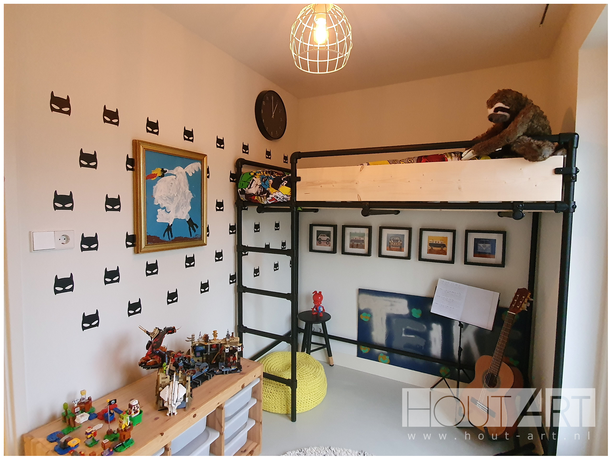 Hoogslaper zwarte steigerbuis met steigerhout van Hout-Art. Kinderkamer, huisje, slaapkamer, speelkamer, steigerbuizen, modern, zwart, industrieel, kinderen, slapen, slaapkamer, houtart.