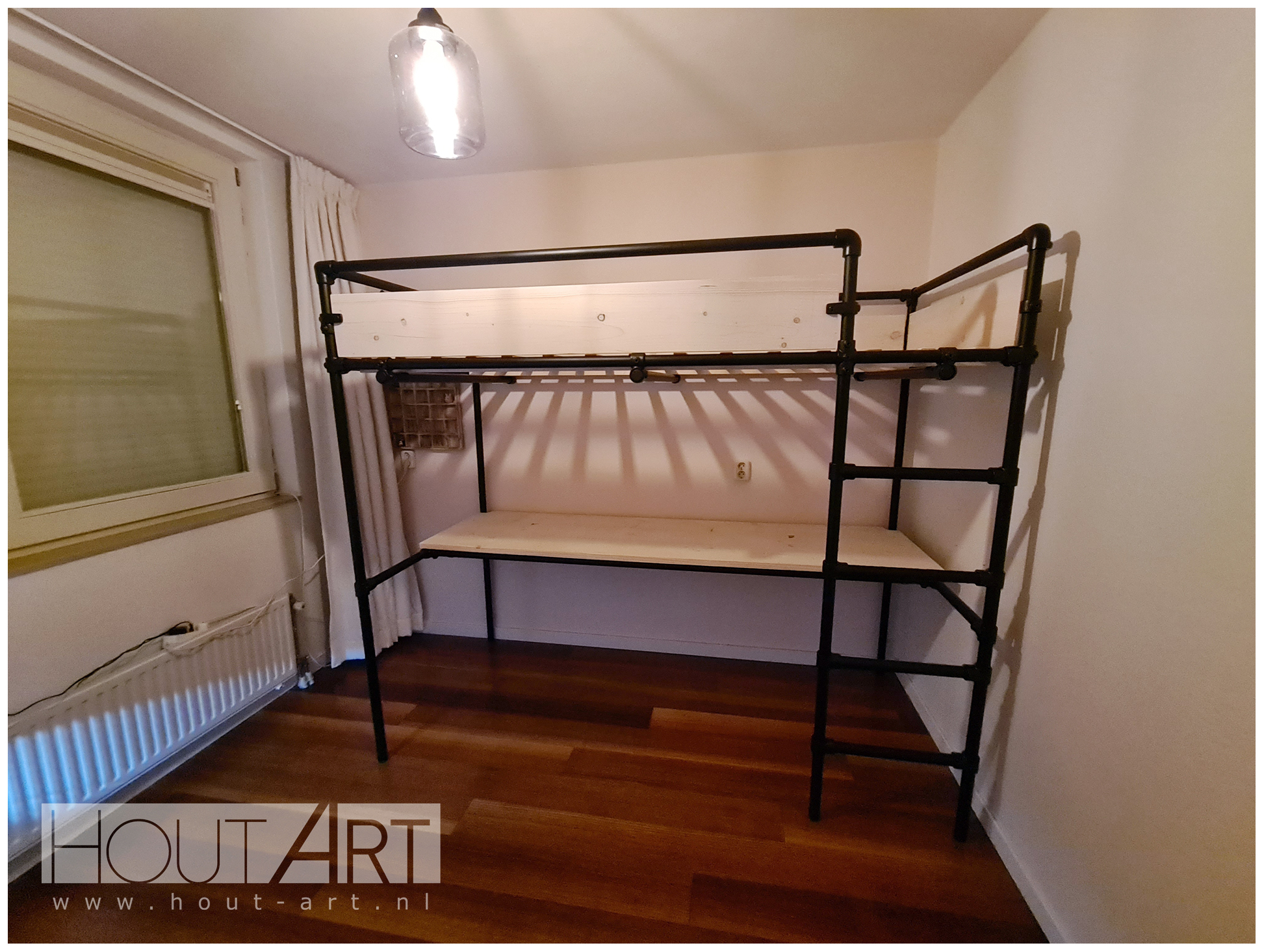 Hoogslaper zwarte steigerbuis met steigerhout van Hout-Art. Kinderkamer, huisje, slaapkamer, speelkamer, steigerbuizen, modern, zwart, industrieel, kinderen, slapen, slaapkamer, houtart.