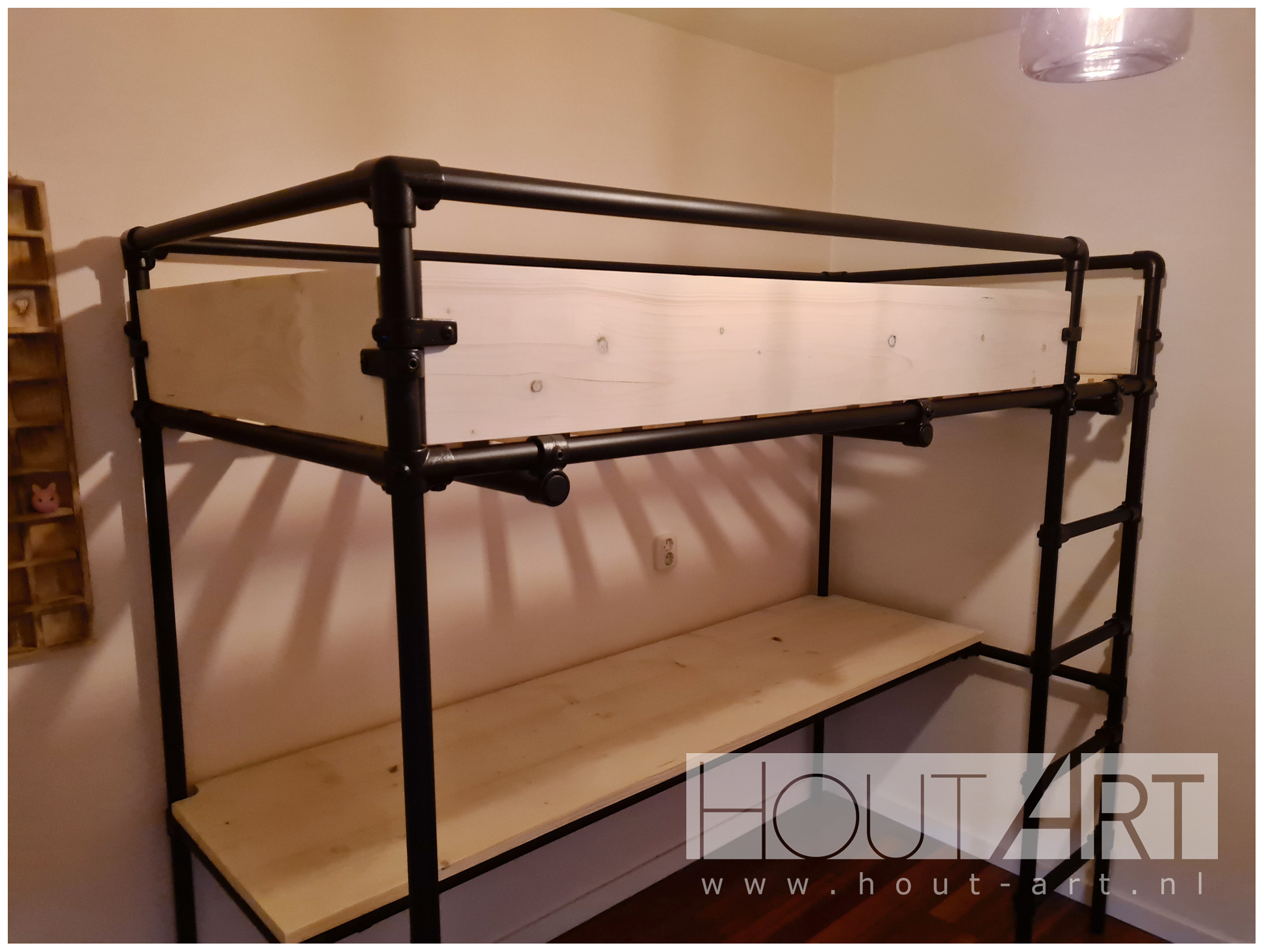 Hoogslaper zwarte steigerbuis met steigerhout van Hout-Art. Kinderkamer, huisje, slaapkamer, speelkamer, steigerbuizen, modern, zwart, industrieel, kinderen, slapen, slaapkamer, houtart.