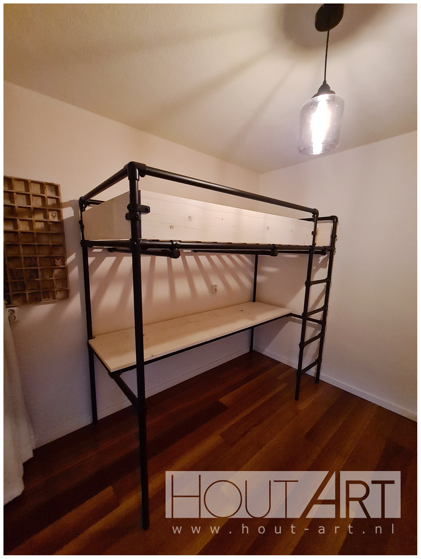 Hoogslaper zwarte steigerbuis met steigerhout van Hout-Art. Kinderkamer, huisje, slaapkamer, speelkamer, steigerbuizen, modern, zwart, industrieel, kinderen, slapen, slaapkamer, houtart.