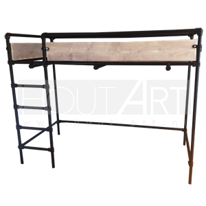 Hoogslaper zwarte steigerbuis met steigerhout