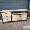 Dressoir stalen frame lades steigerhout van Hout-Art. staal, frames, zwart, gepoedercoat, steigerhouten, kast, opbergkast, lades, deuren, handgrepen.