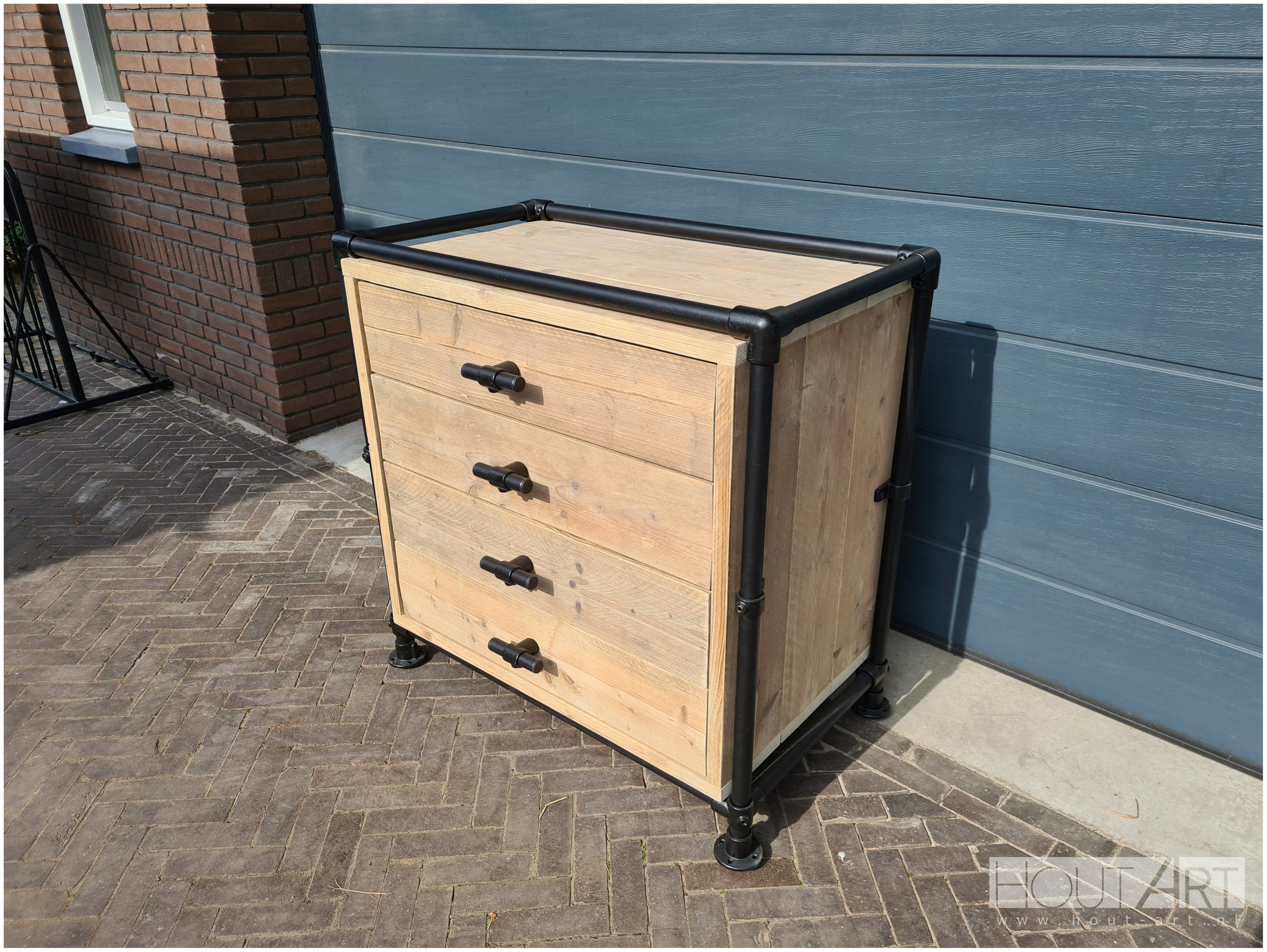 Ladekastje zwarte steigerbuis met steigerhout van Hout-Art. steigerbuizen, zwart, poedercoating, gepoedercoat, steigerhouten, modern, industrieel, houtart.